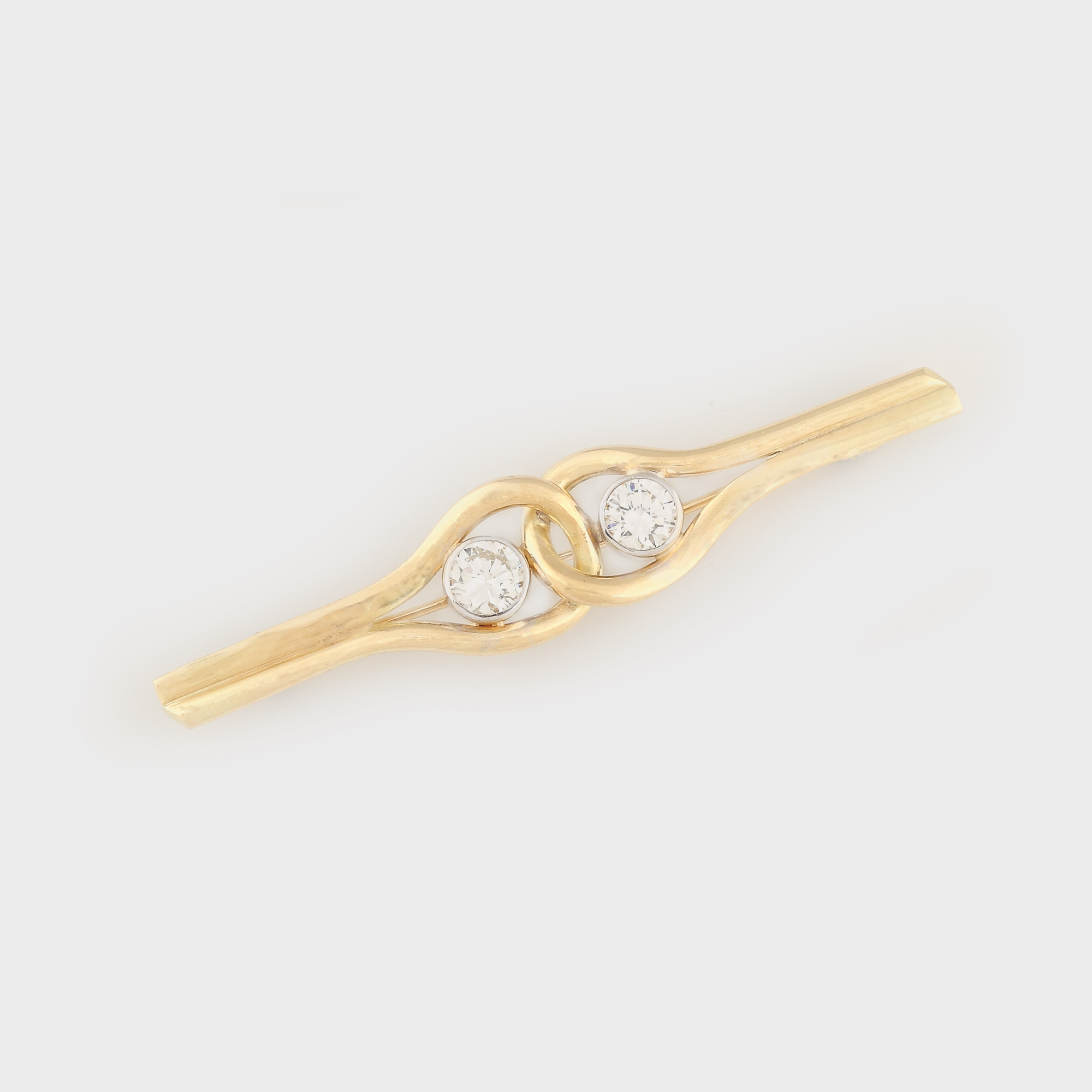 Interesantă broşă din aur, decorată cu două splendide diamante (2,34 ct.)