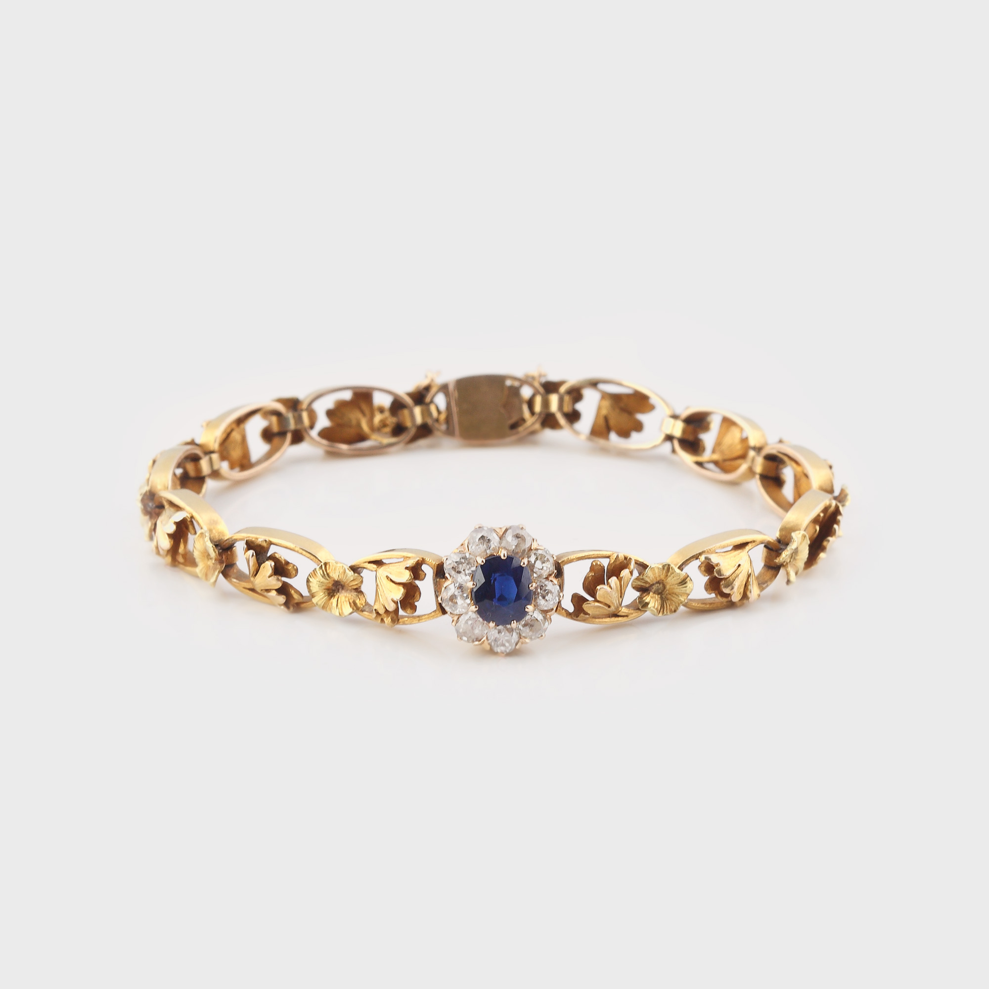 Brățară din aur, decorată cu un frumos safir anturat de diamante