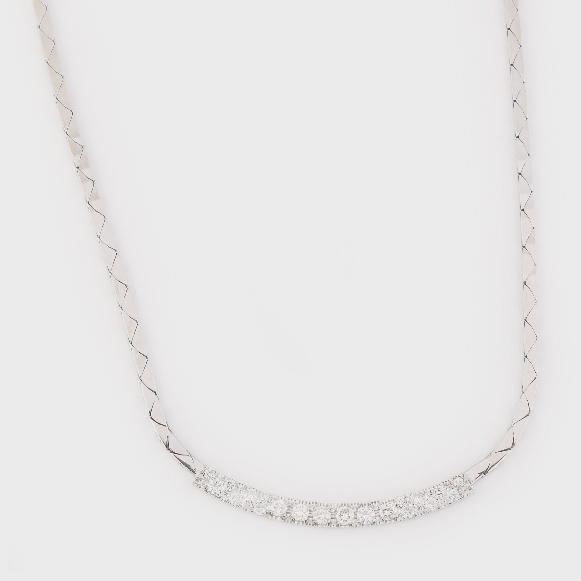 Elegant colier din aur alb, decorat cu o suită de 20 diamante