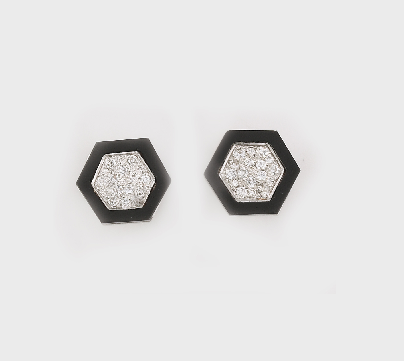 Pereche de cercei hexagonali din aur alb, decorată cu onix şi diamante