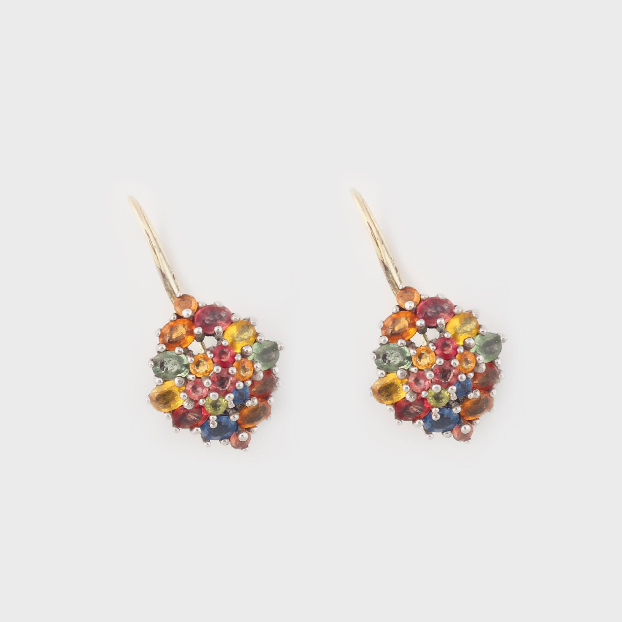 Pereche de cercei din argint, decorată cu safire multicolore