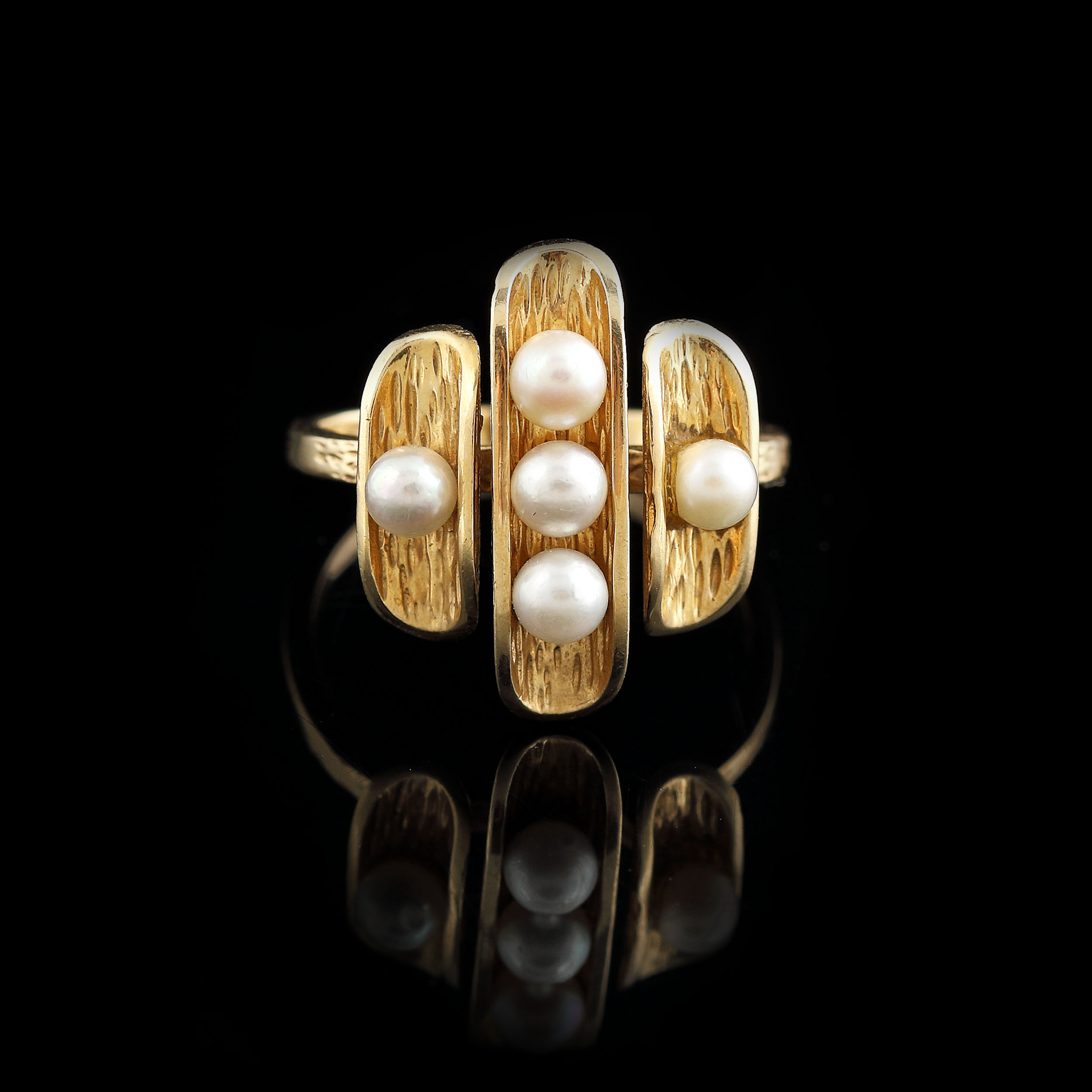 Gold ring, decorated with pearls 