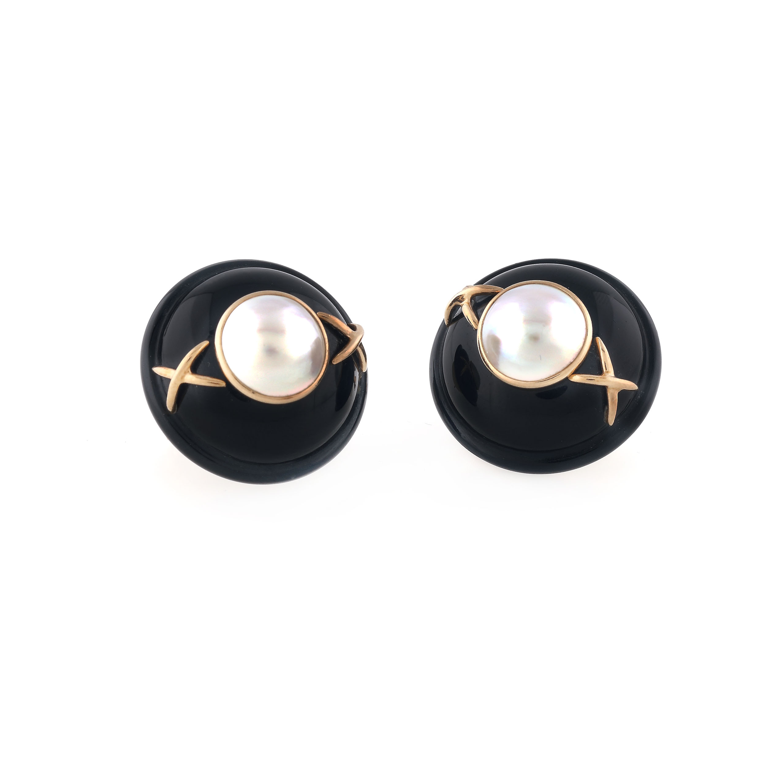 Pair of gold earrings, decorated with onyx and Mabe pearls