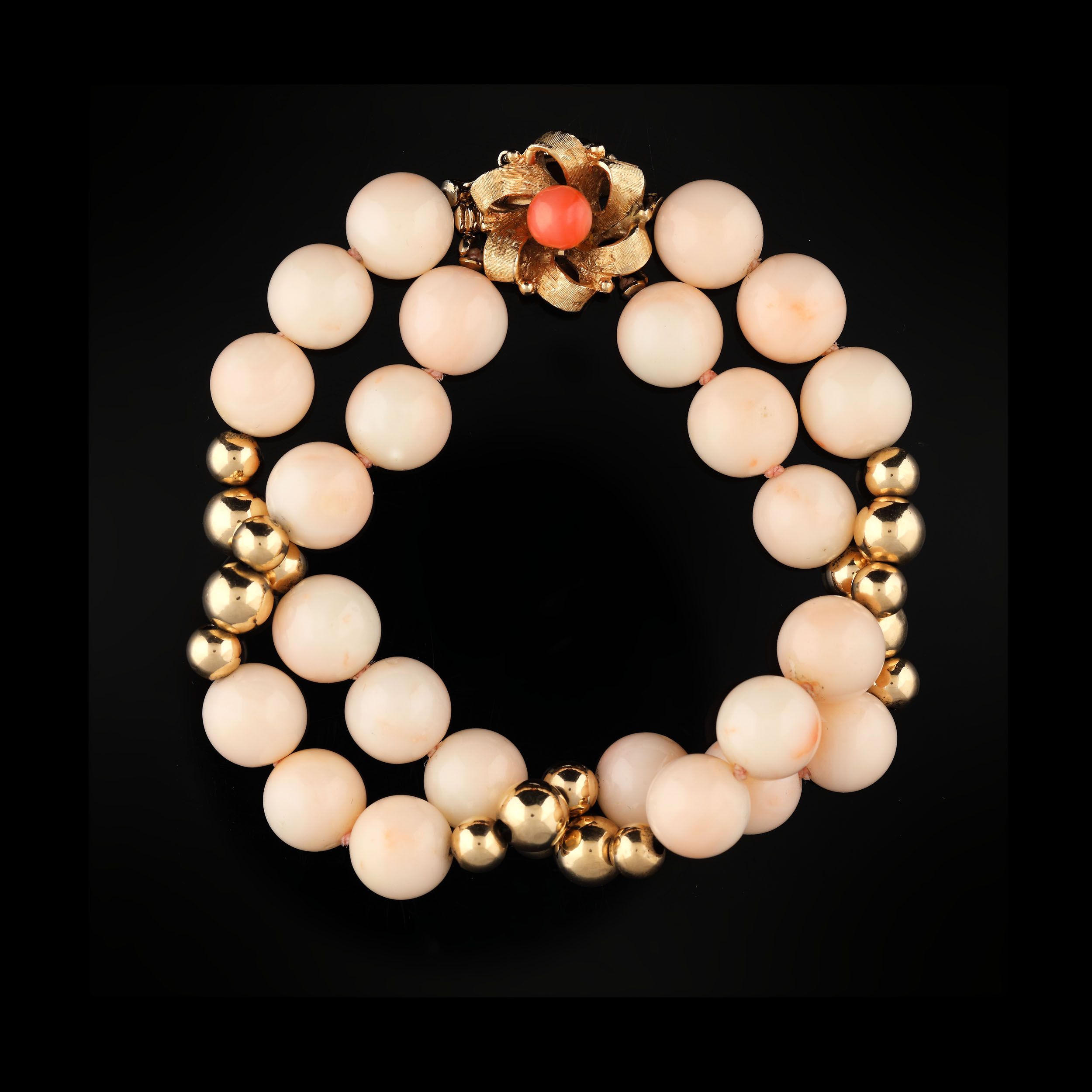 Gold bracelet, decorated with pink corals 