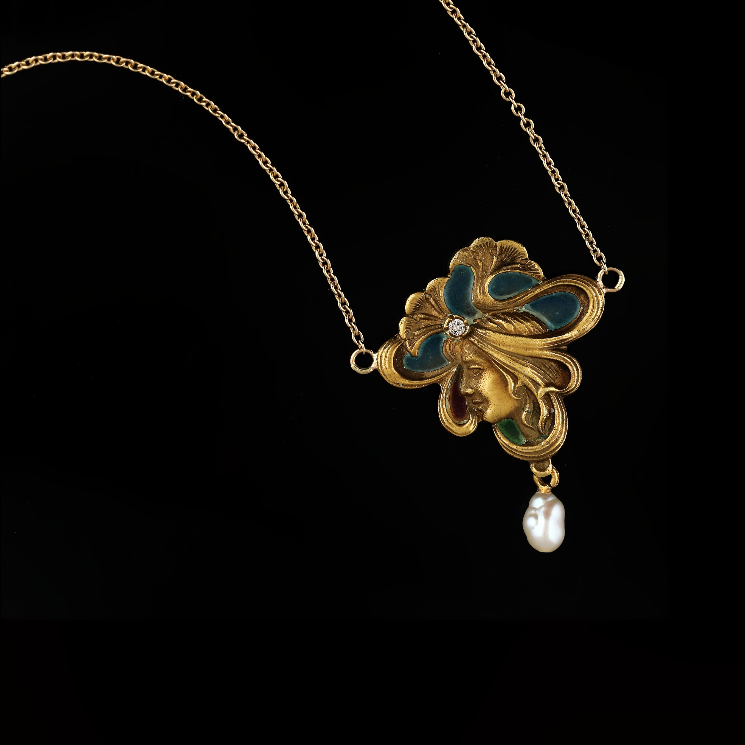 Lanț cu pandantiv din aur, în stil Art Nouveau, decorat cu email plique-à-jour, diamant și  perlă