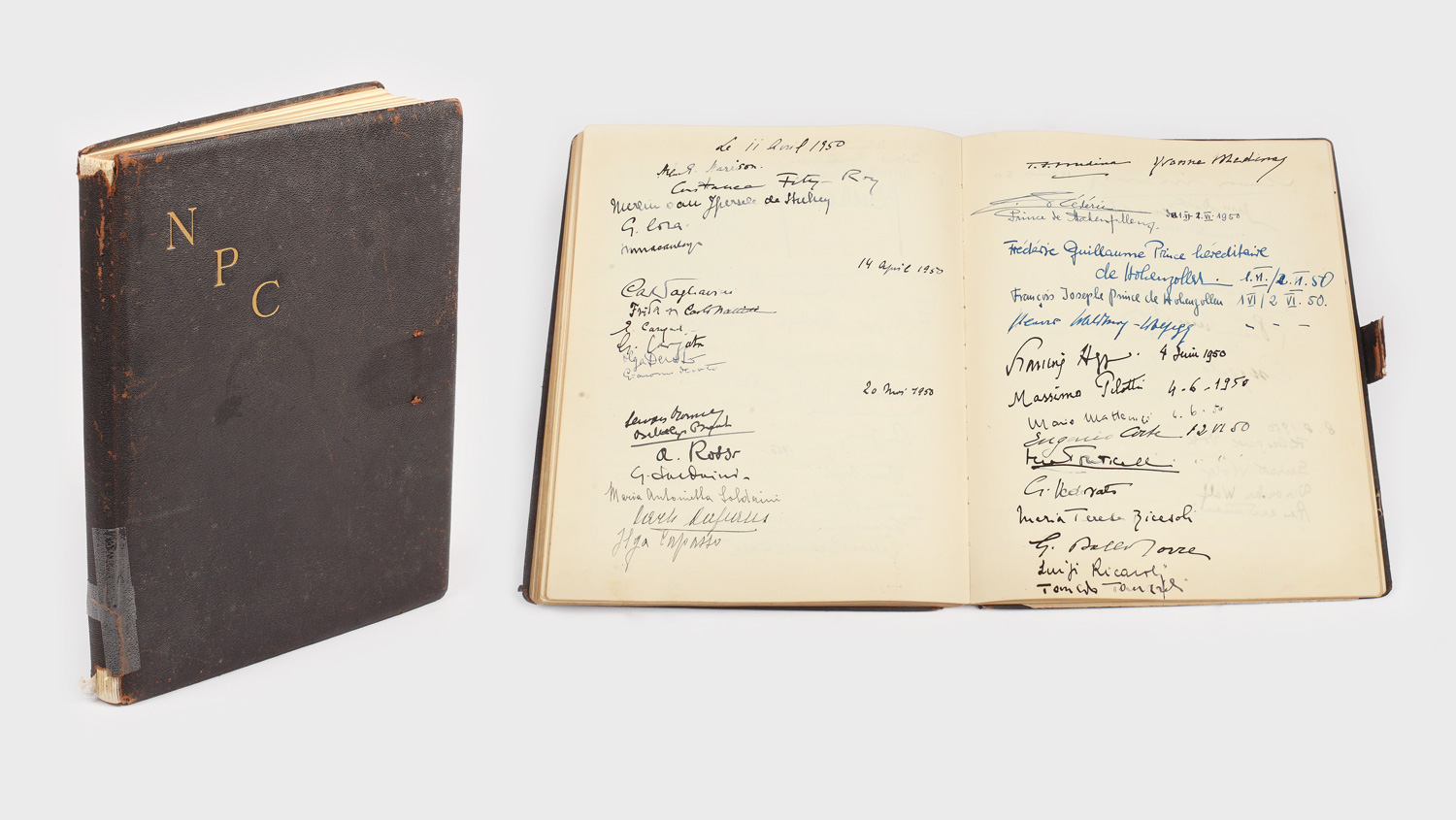 Carte de oaspeți a unui restaurant bucureștean cu autografele unor personalități politice ale anilor '40-'60
