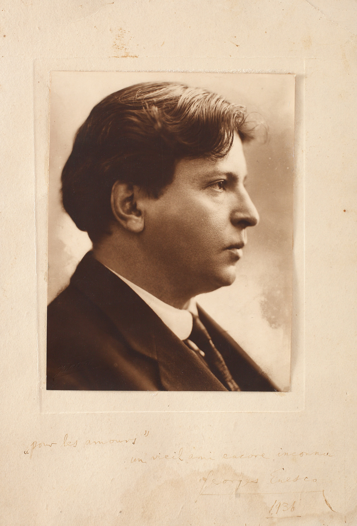 Fotografia compozitoului George Enescu, cu autograf