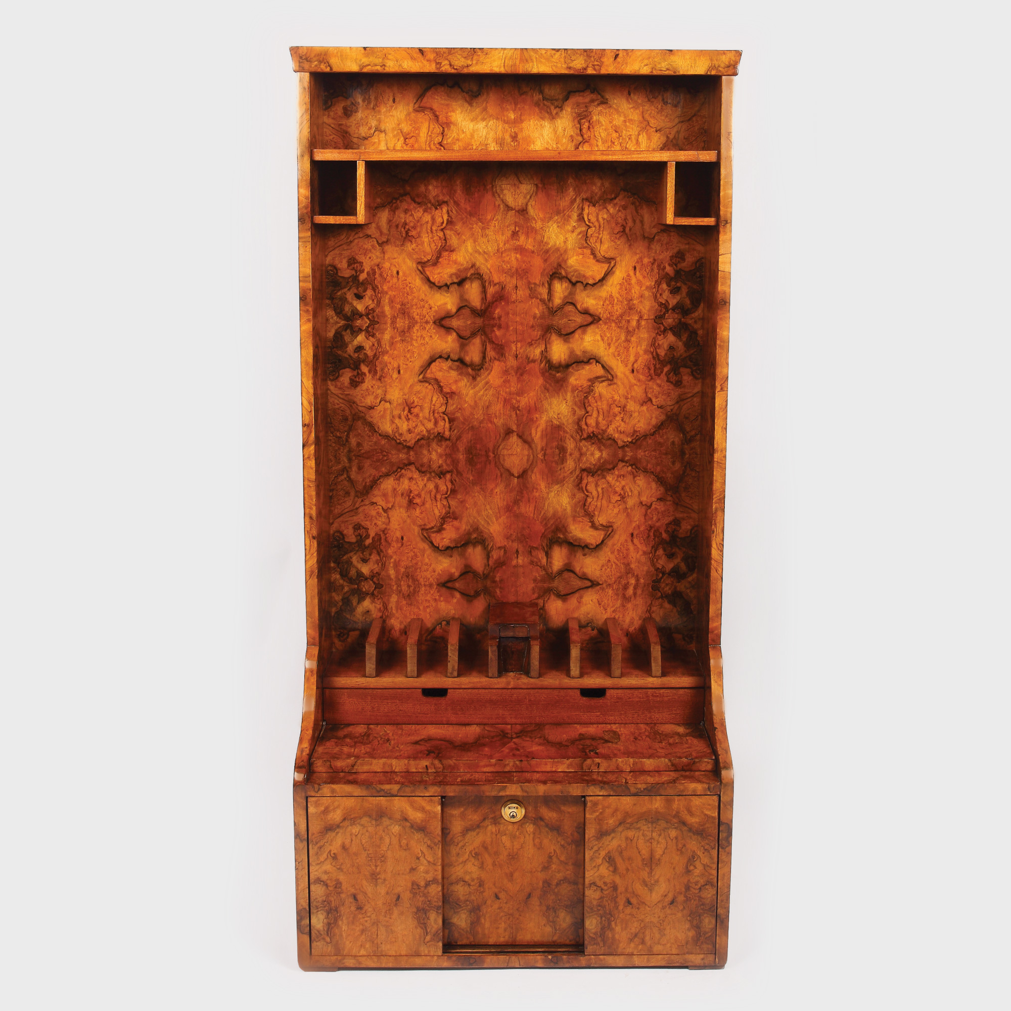Cabinet pentru arme de colecție, preţios furniruit cu lemn de nuc, cca. 1910-1930