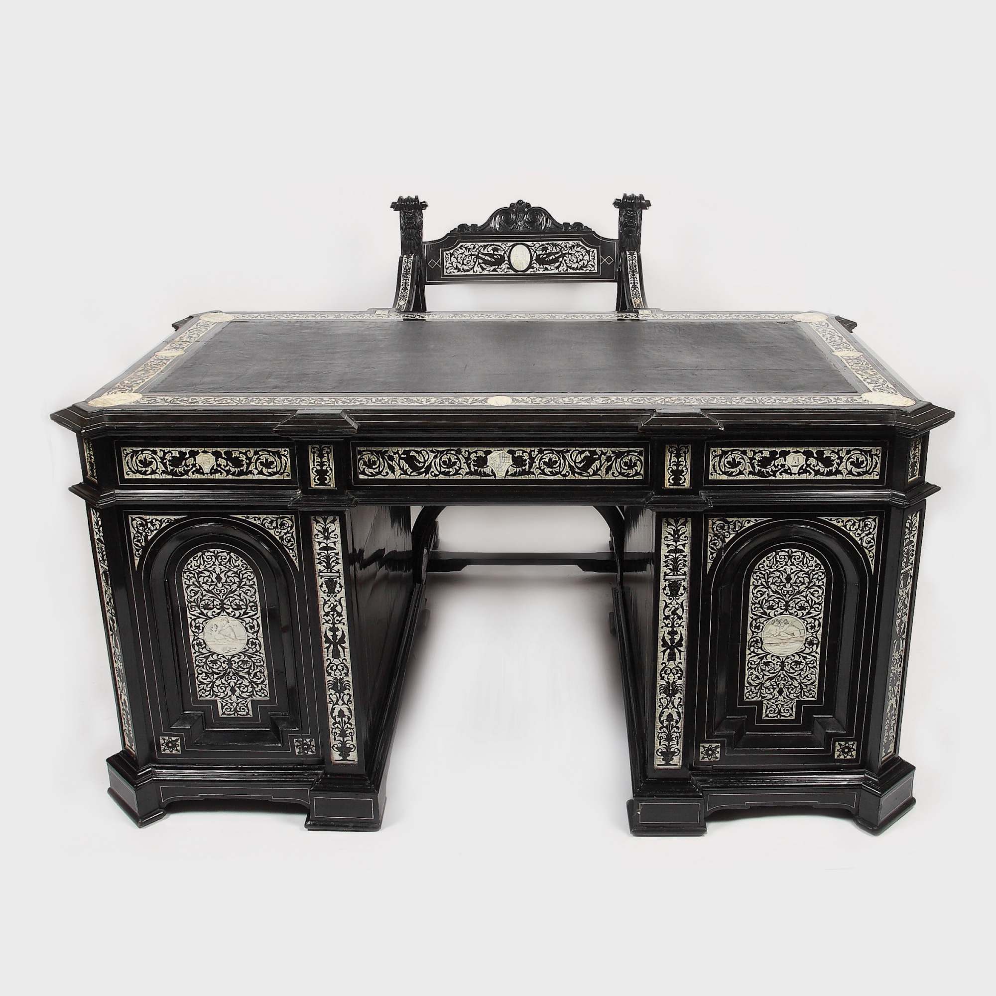 Important birou cu fotoliu tip Dantesca, manieră Napoleon III, bogat decorat cu gravuri în os; ar fi aparținut, conform tradiției, fondatorului Băncii Naționale a României, Eugeniu Carada