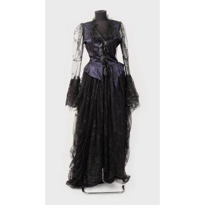 Rochie din dantelă, purtată de actriţa Mirela Oprisor în rolul Violei din spectacolul "A douăsprezecea noapte" de Shakespeare, în regia lui Gelu Colceag, costum realizat de Liliana Cenean
