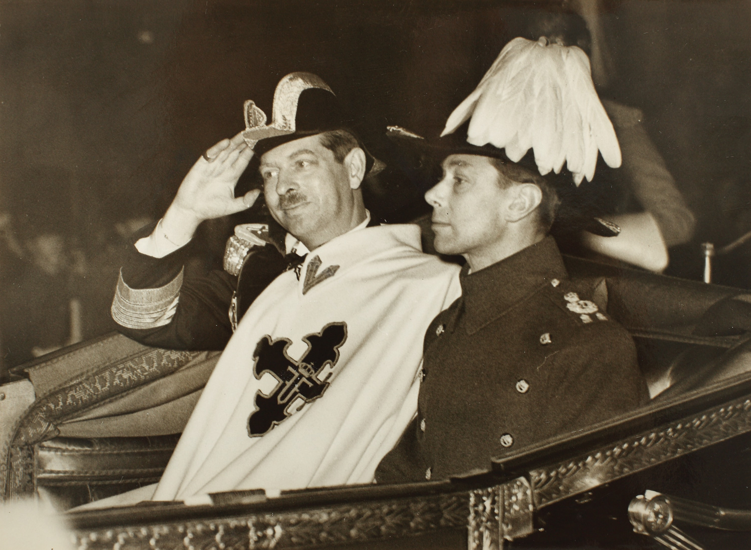 Fotografie de presă înfăţişându-l pe regele Carol al II-lea alături de Regele George al VI-lea, în timpul unei vizite la Londra, 1938