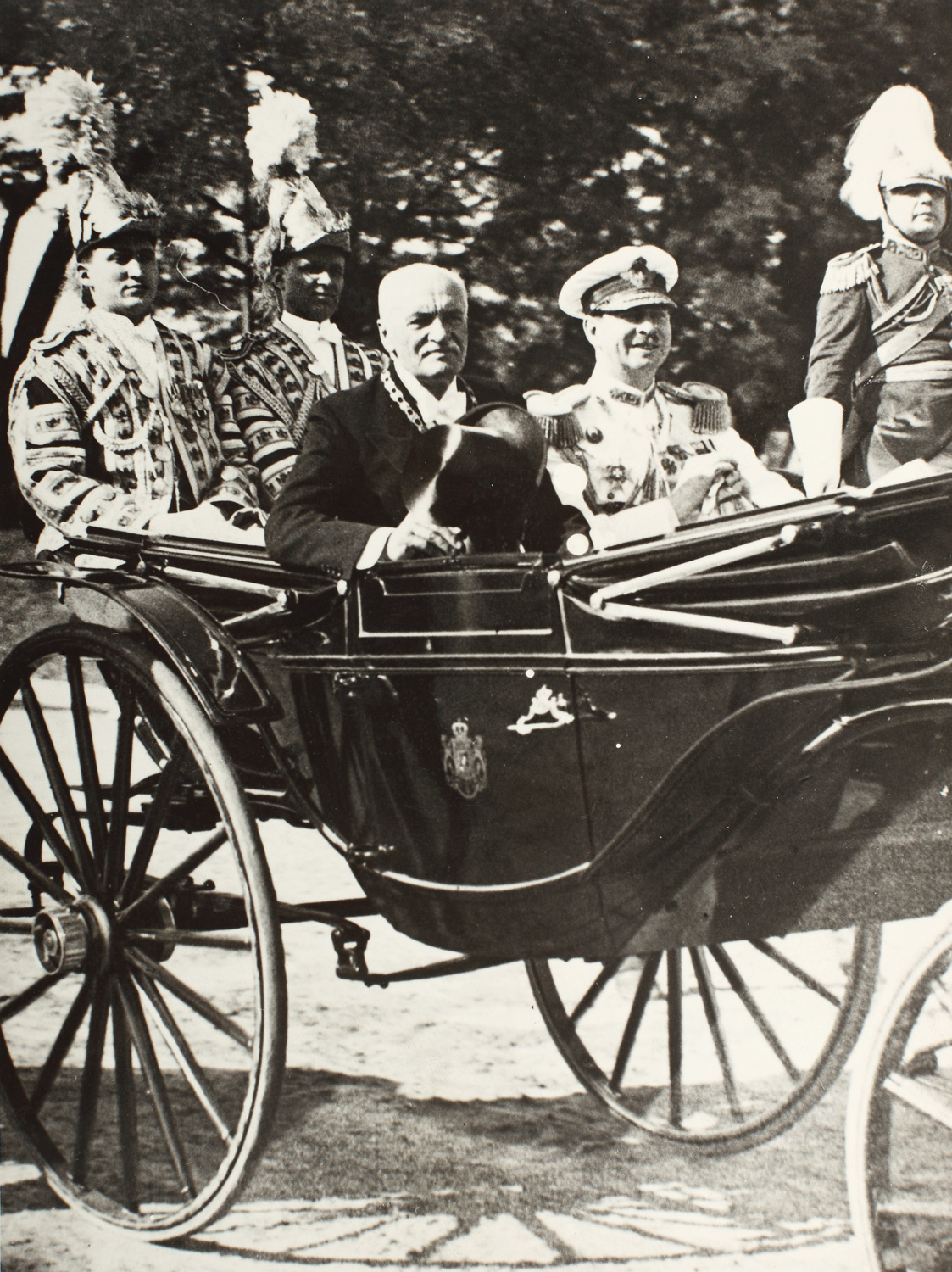 Fotografie de presă înfăţişîndu-i pe Regele Carol al II-lea şi pe preşedintele Poloniei, Ignatz Mobcicki, în timpul vizitei celui din urmă la Bucureşti, 1937