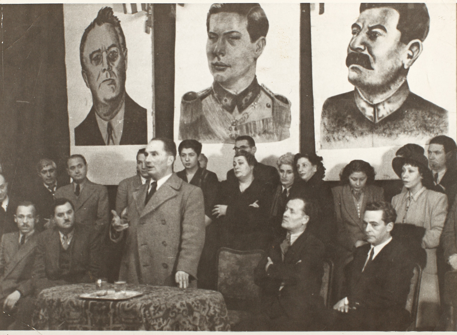 Inedită fotografie a liderilor PCR, având pe fundal eroii, la acel moment, ai partidului - Roosvelt, Stalin şi Regele Mihai I, 1945