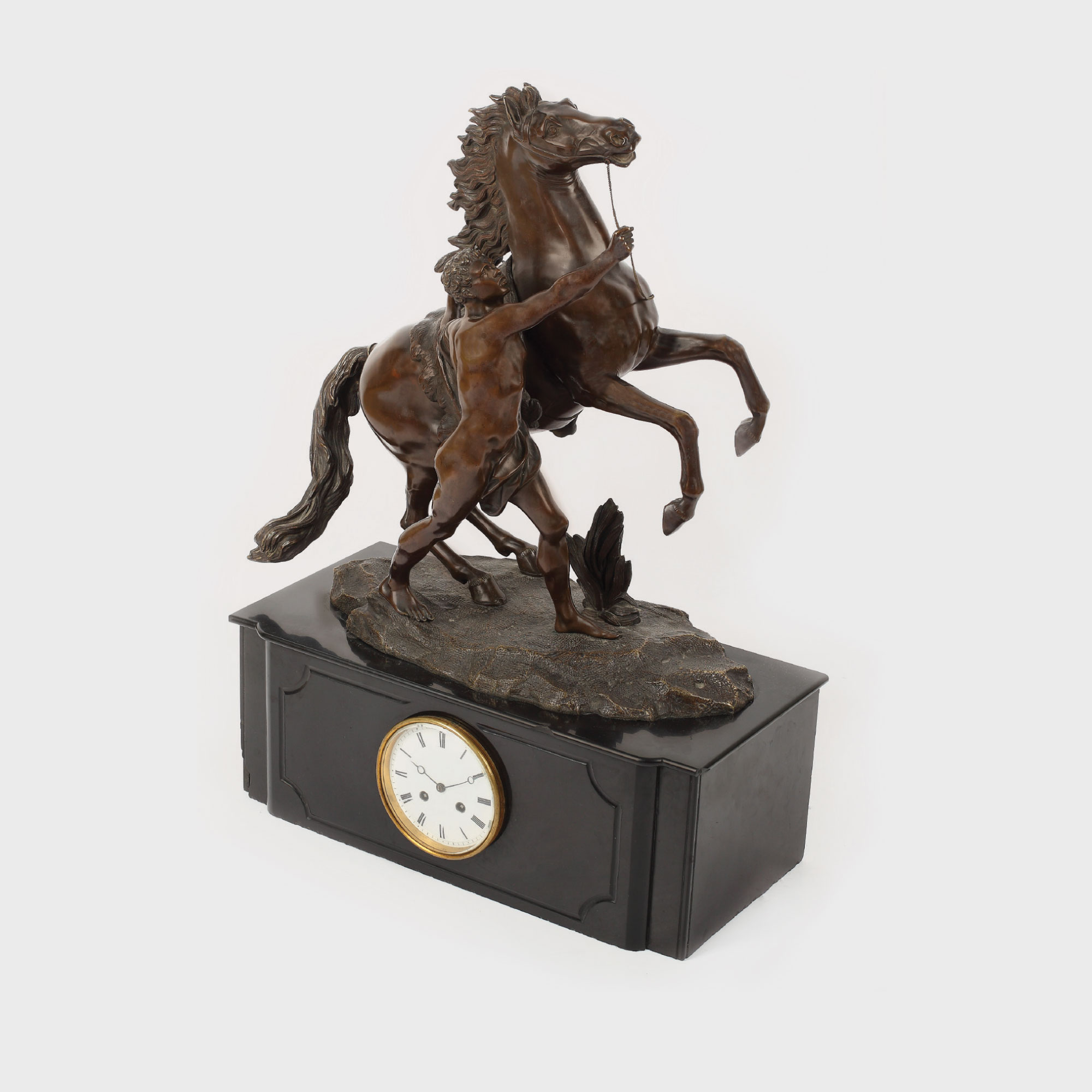 Ceas din bronz, pentru şemineu, din bronz, decorat cu interpretarea celebrului Cal de la Marly