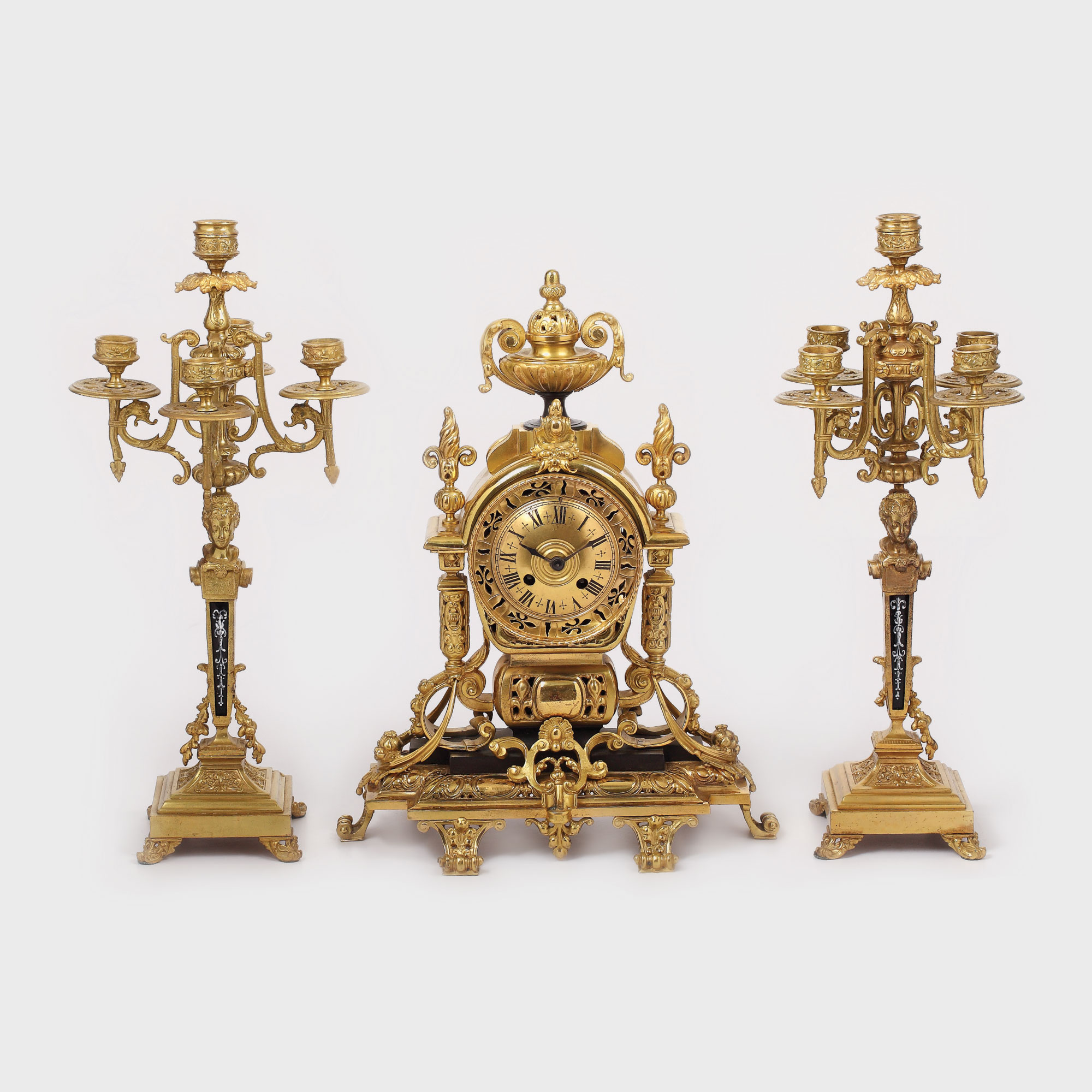 Garnitură de şemineu, compusă din ceas şi o pereche de sfeşnice, realizată în manieră Louis al XVI-lea