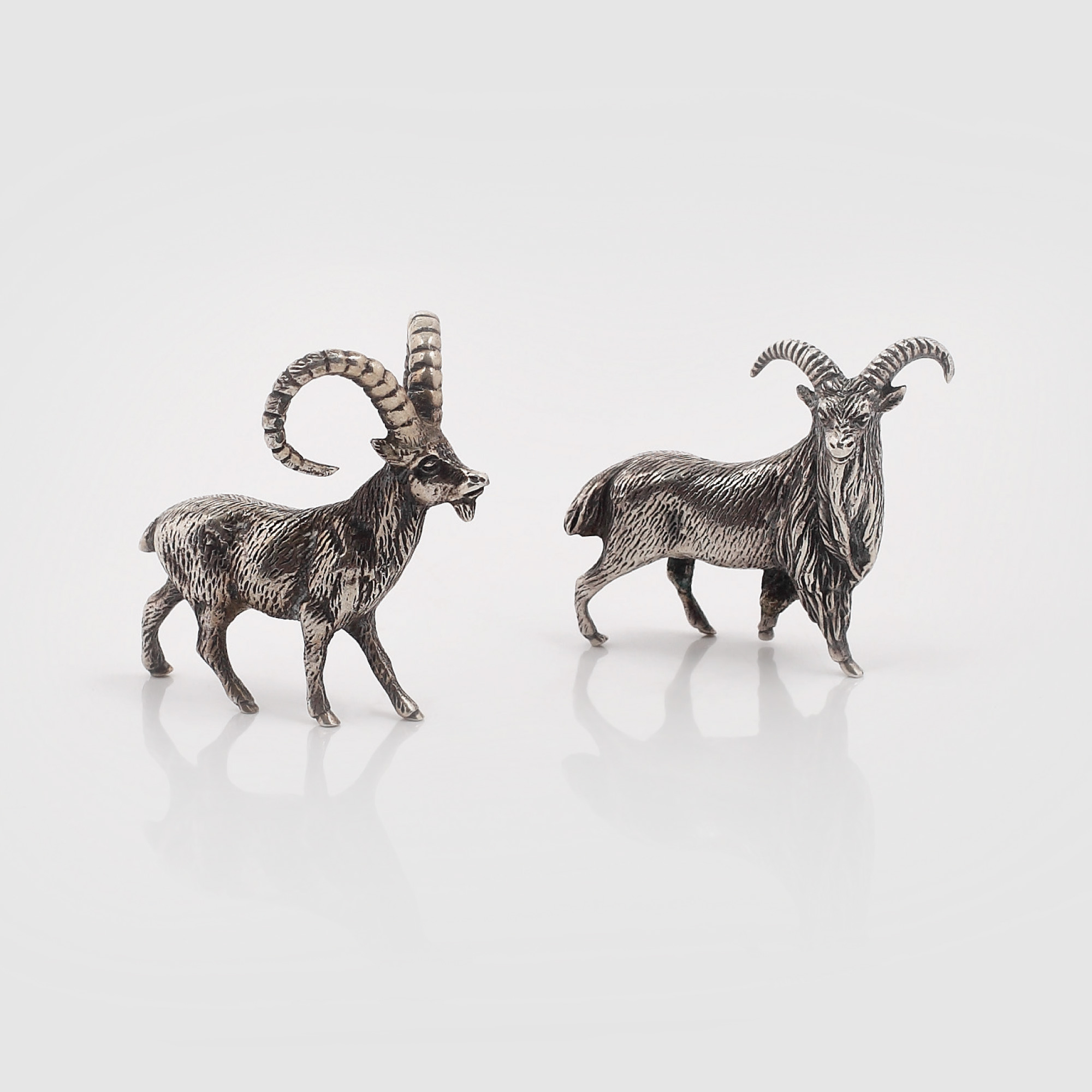 Figurine miniaturale din argint, reprezentând o pereche de capre sălbatice 