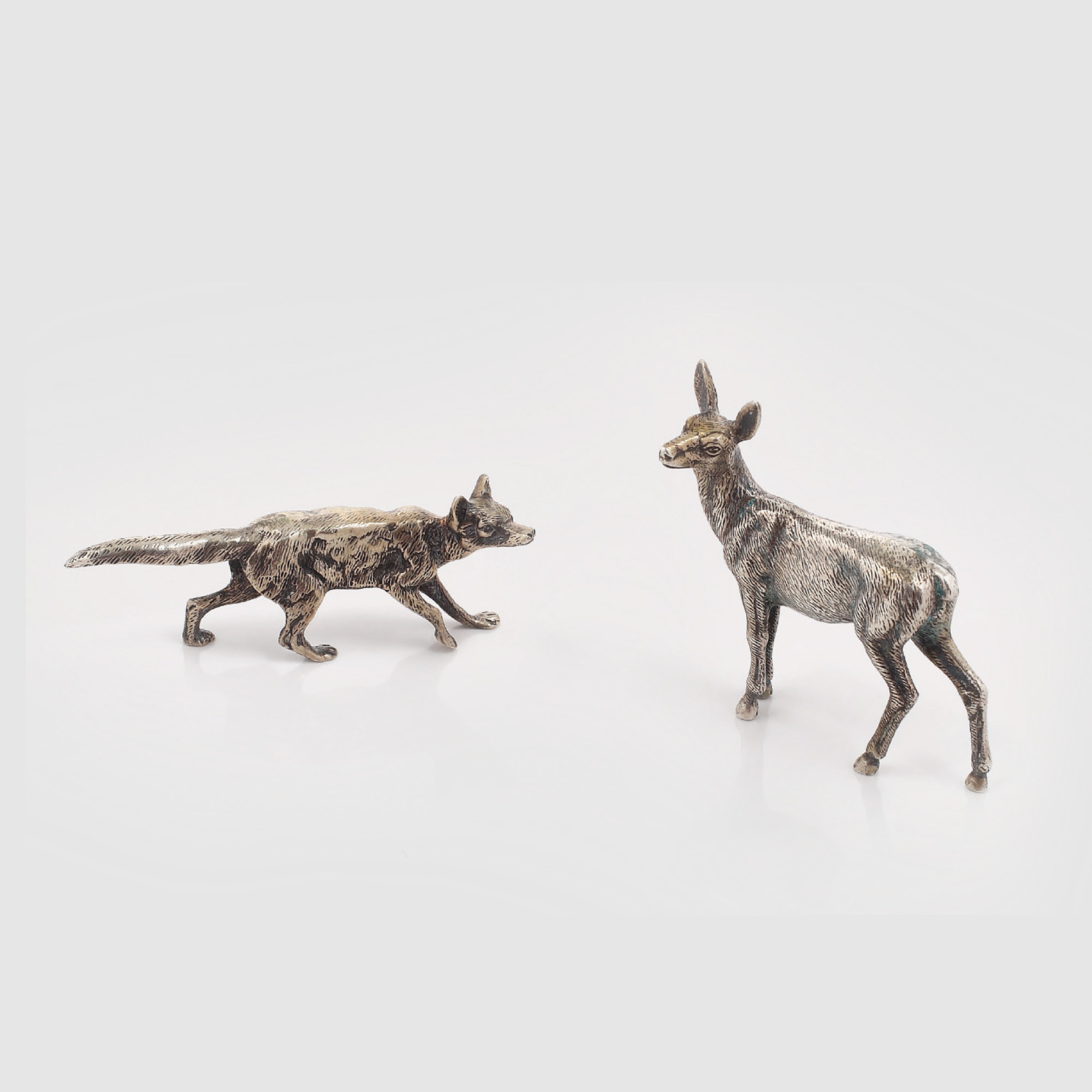 Figurine miniaturale din argint, înfăţisând o căprioară şi o vulpe