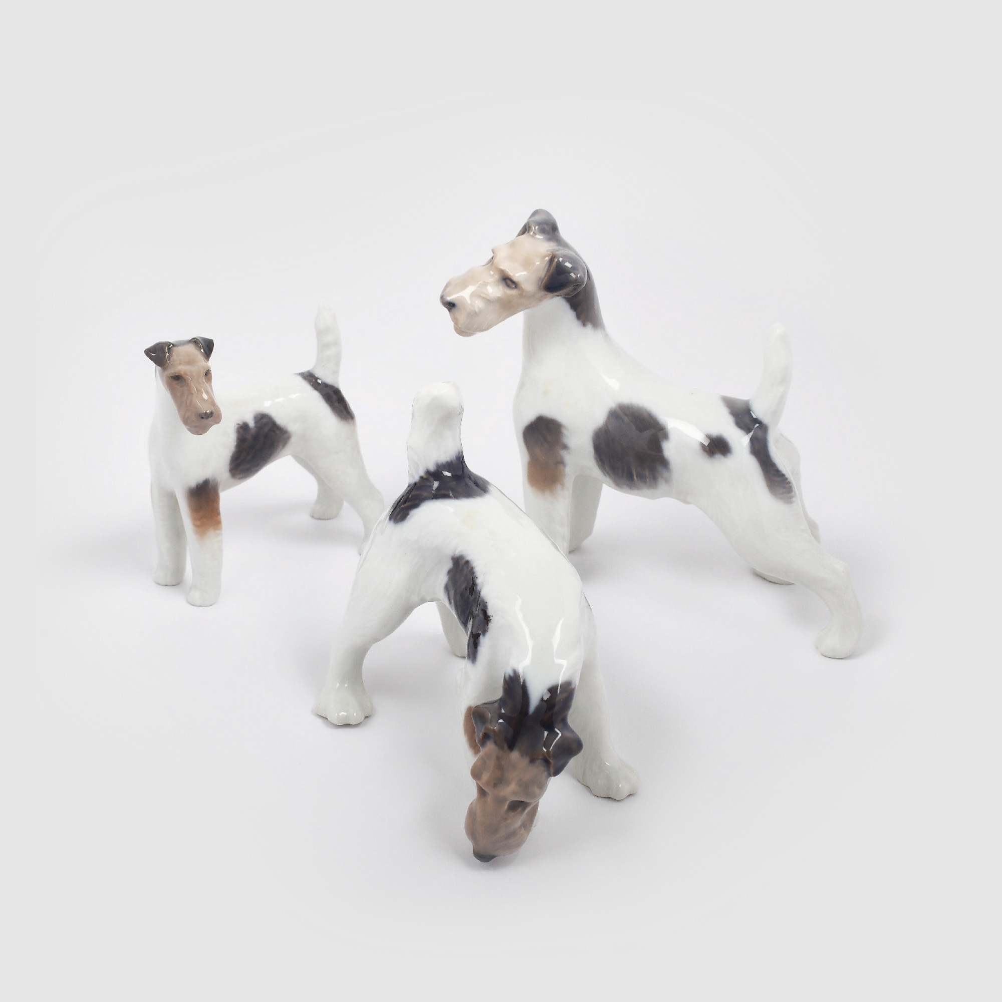 Figurine decorative din porţelan Royal Copenhagen, întruchipând o familie de fox-terrieri