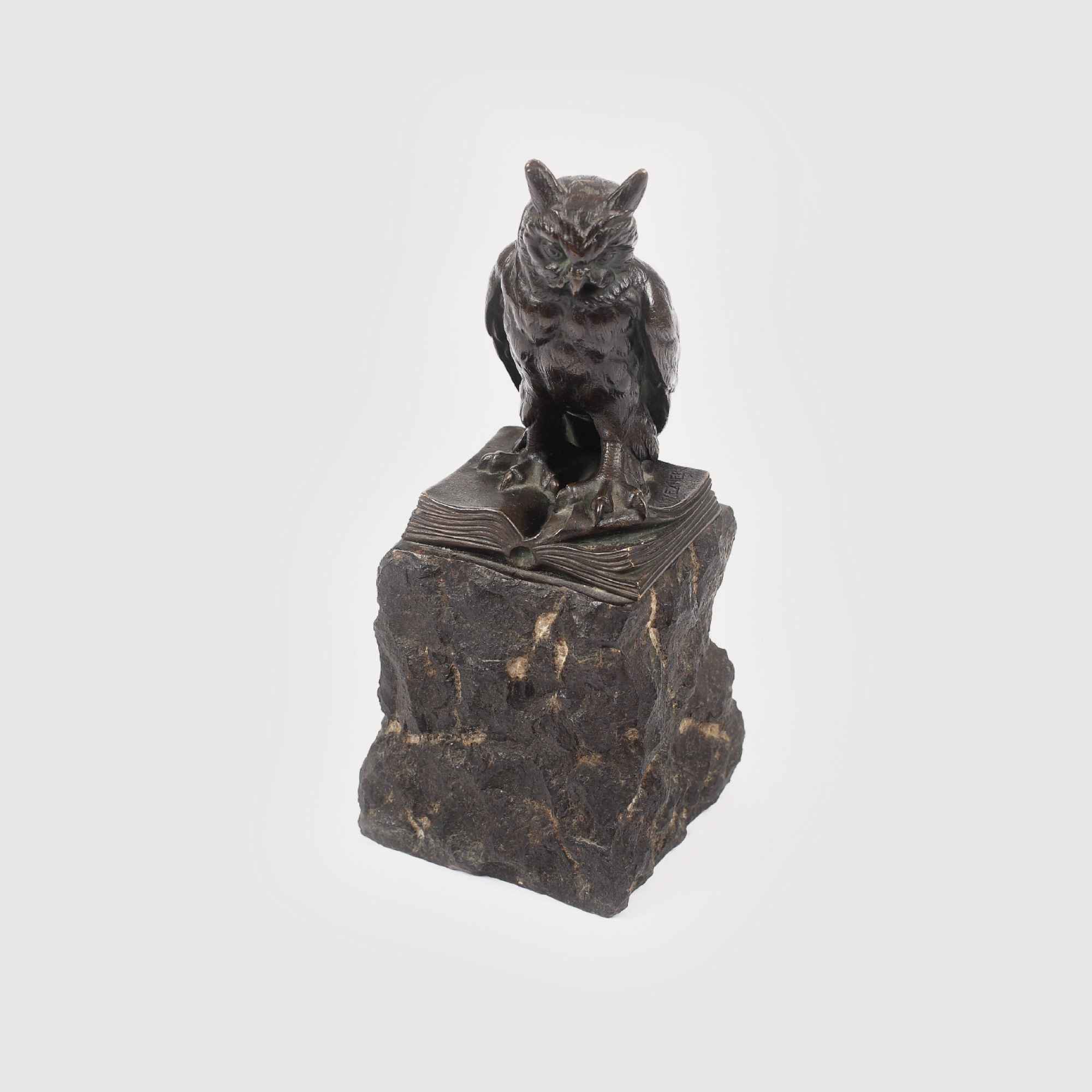 Piesă decorativă din bronz, pentru birou, sculptată de W. Exner, simbol al înțelepciunii și cultivării umaniste