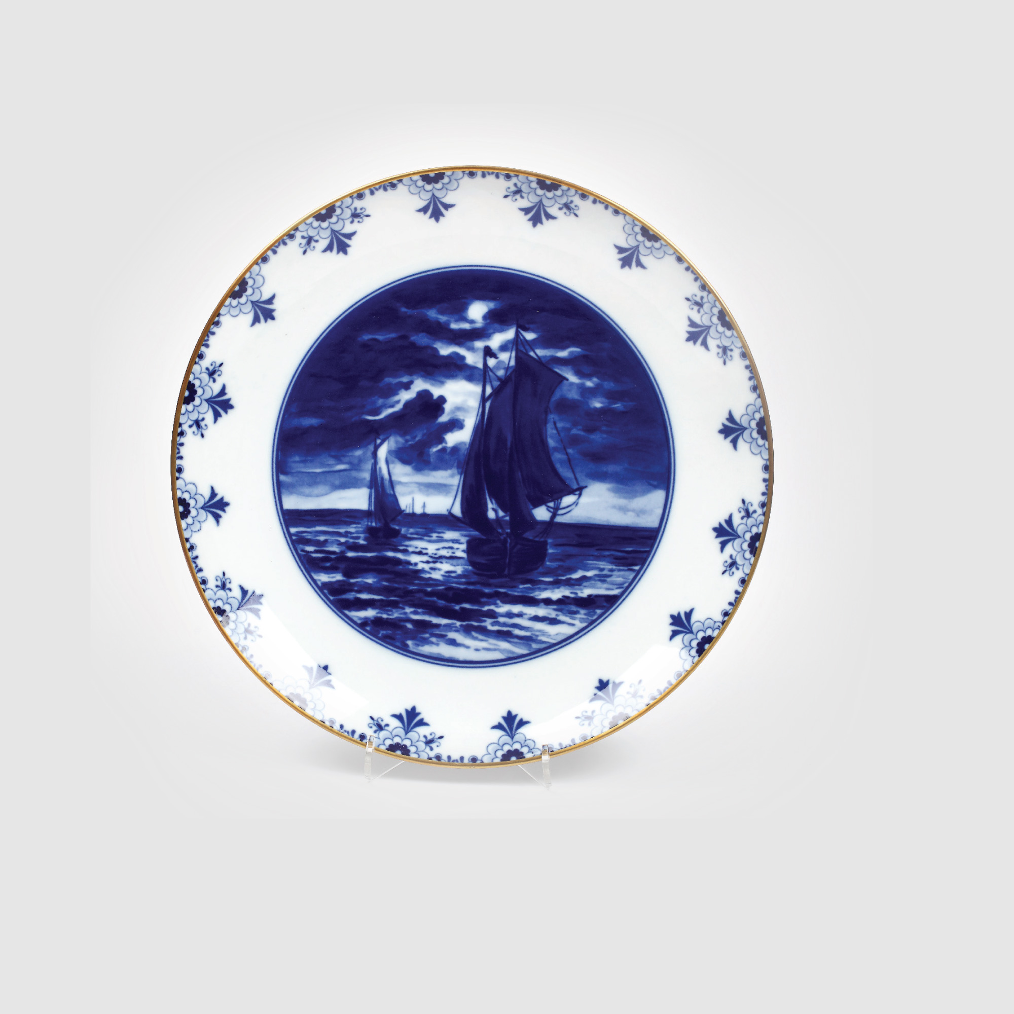 Platou decorativ din porţelan Wallendorf, în manieră Delft, înfăţişând peisaj nocturn cu vele