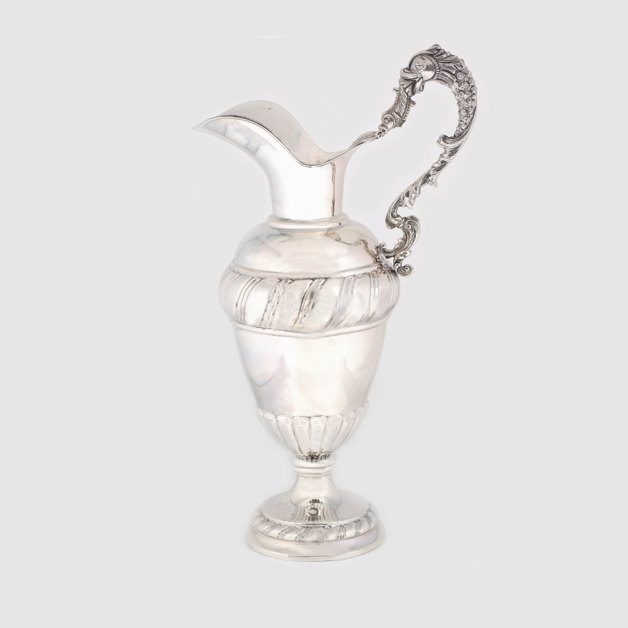 Elegantă carafă din argint pentru vin, decorată cu pești fantastici