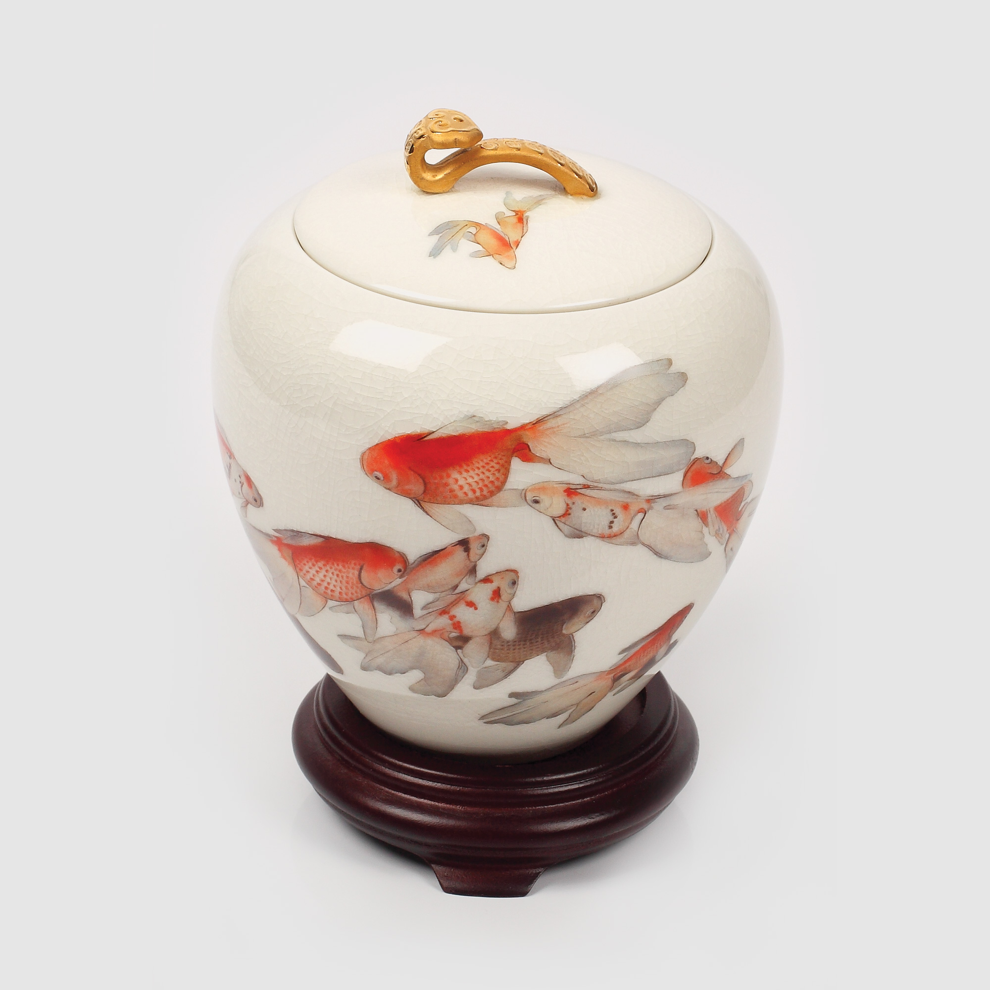 Superb vas din porțelan Tai-Hiwa, decorat cu pești koi, designer Chen Houei Kuen, cadou oficial din partea președintelui republicii chineze Taiwan