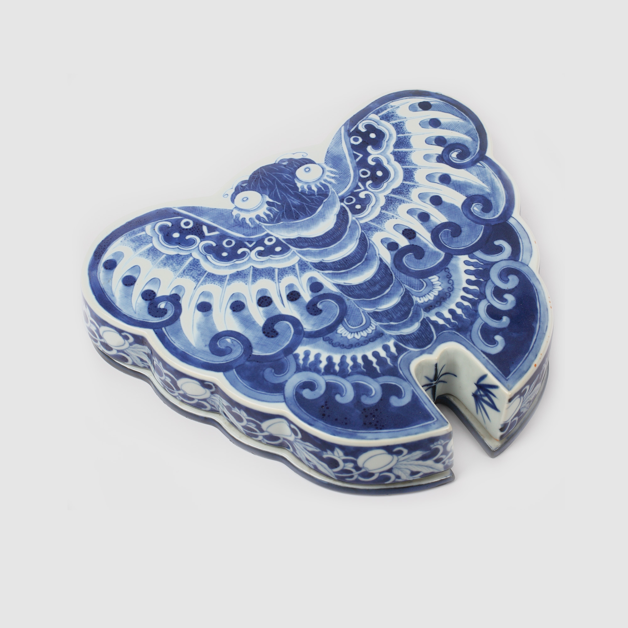 Interesantă casetă din ceramică, în formă de fluture
