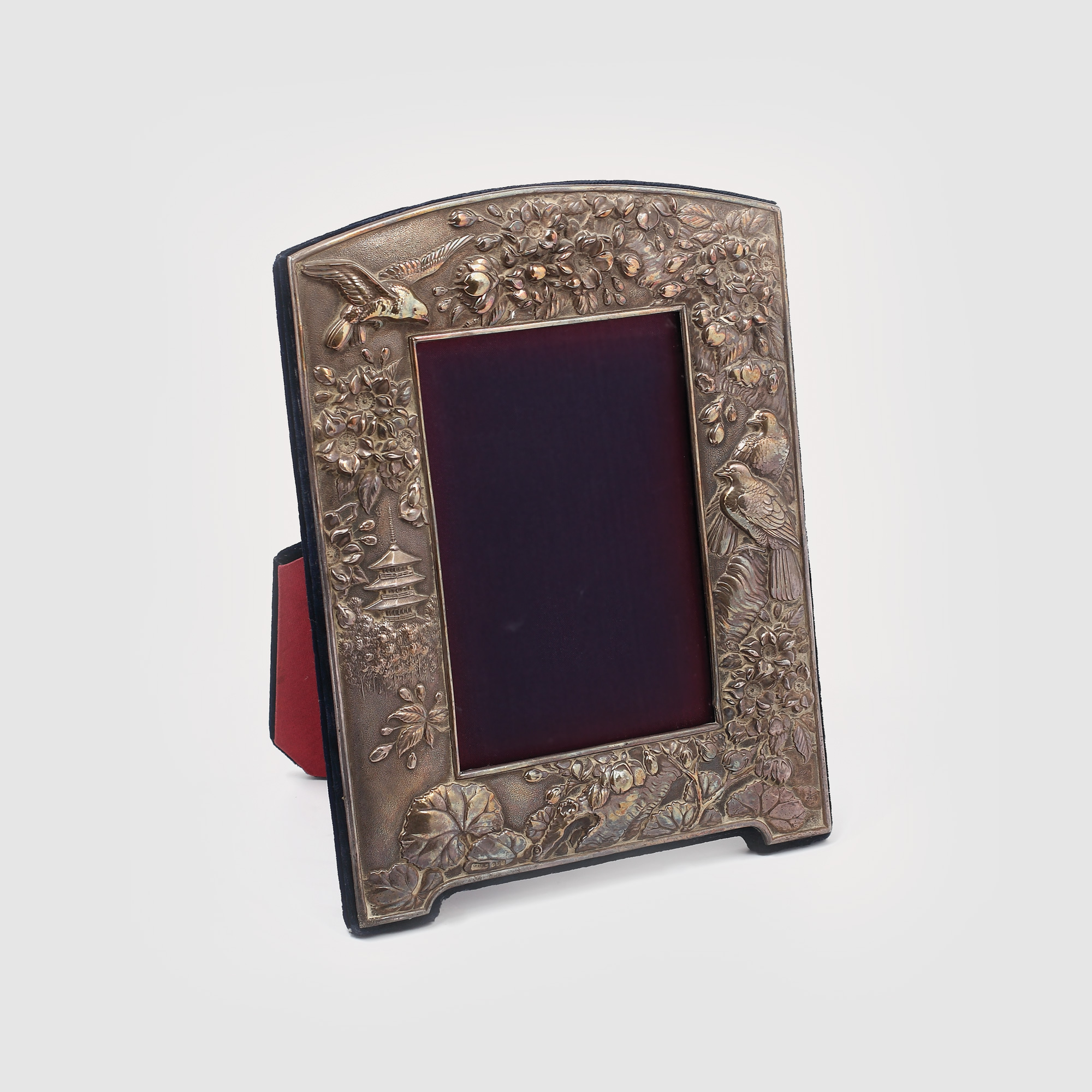 Elegantă ramă pentru fotografie din argint, decorată în manieră Art Nouveau cu motive japonizante