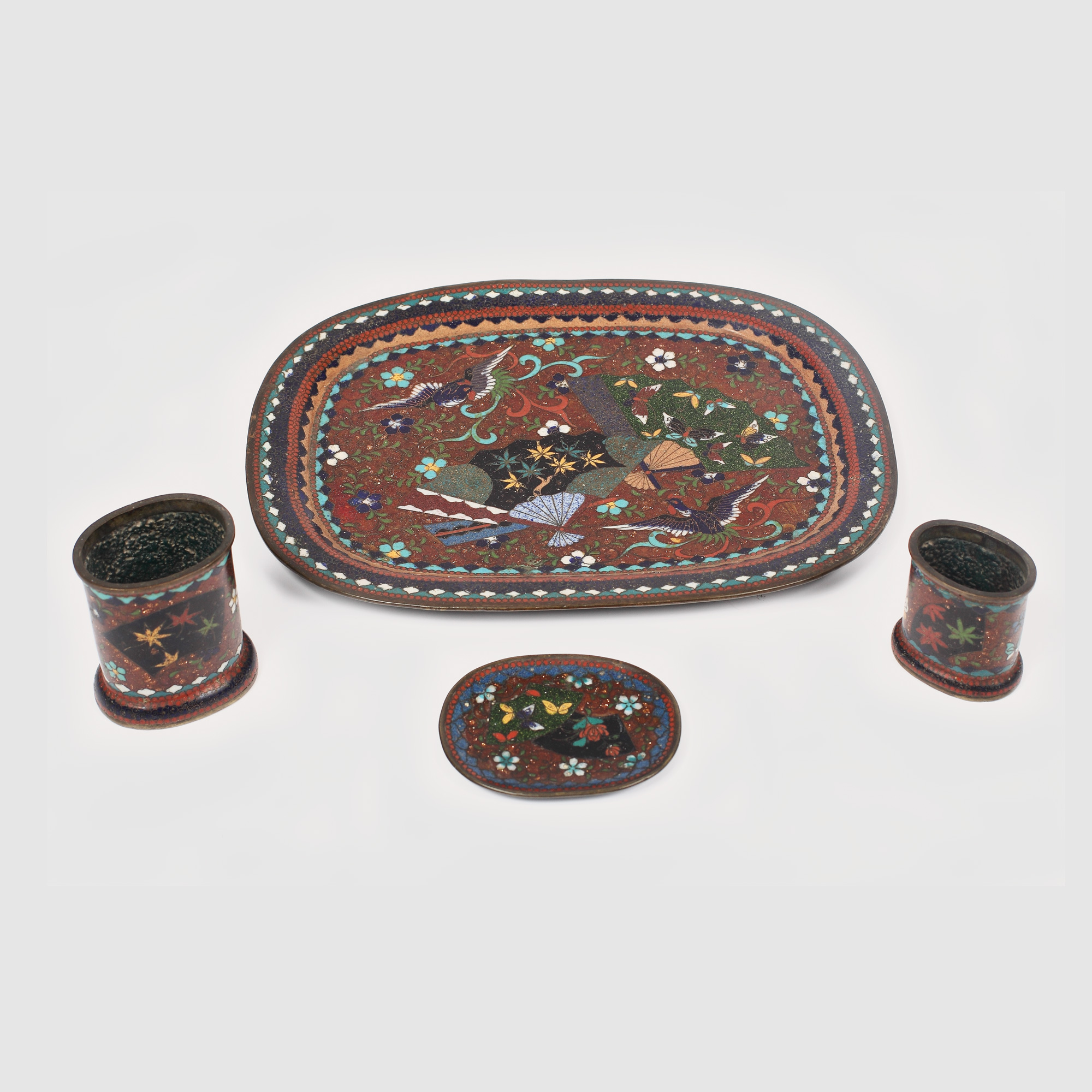 Delicată garnitură pentru birou, realizată în tehnica cloisonné, epoca Meiji