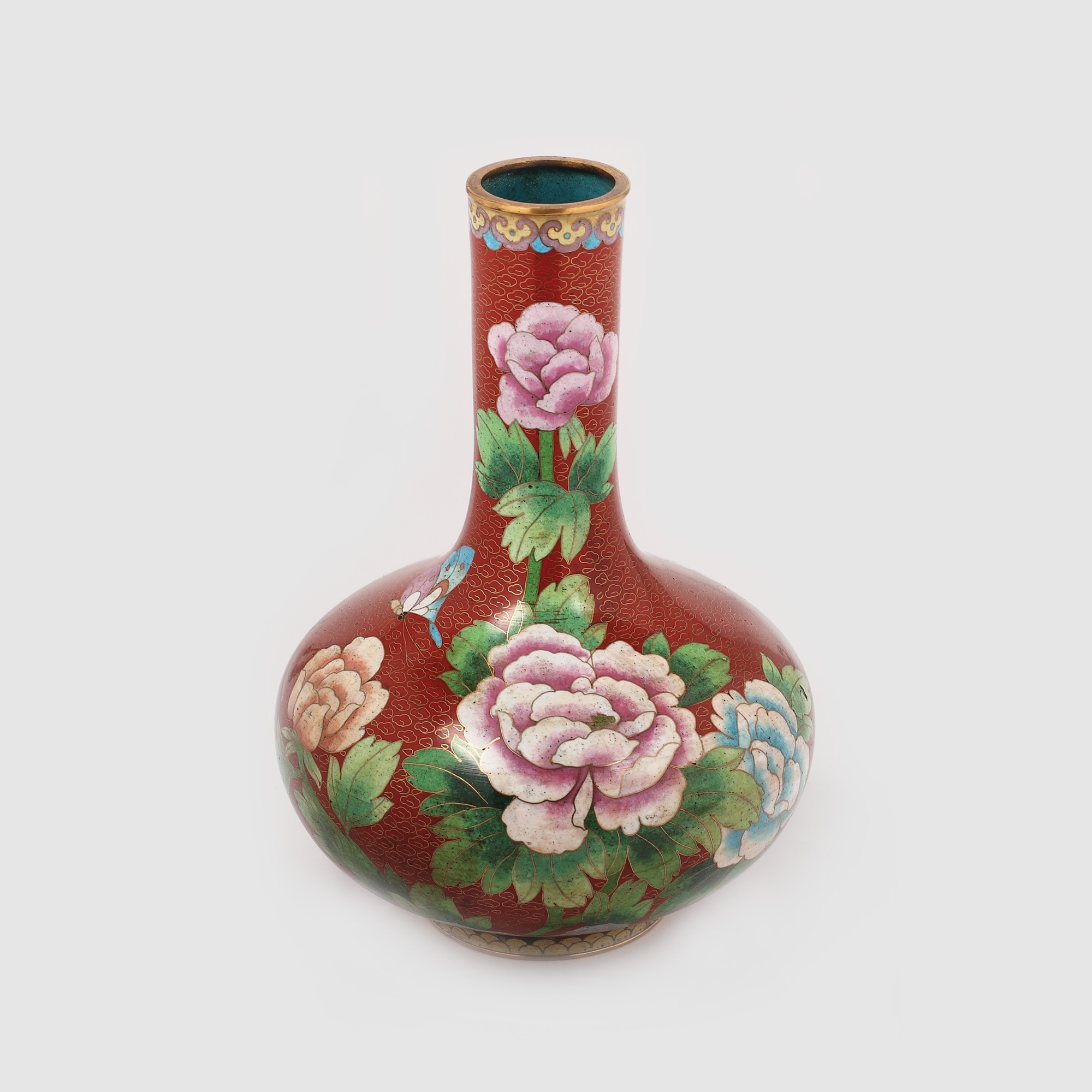 Vas cloisonné, decorat cu bujori și fluturi, începutul sec. XX
