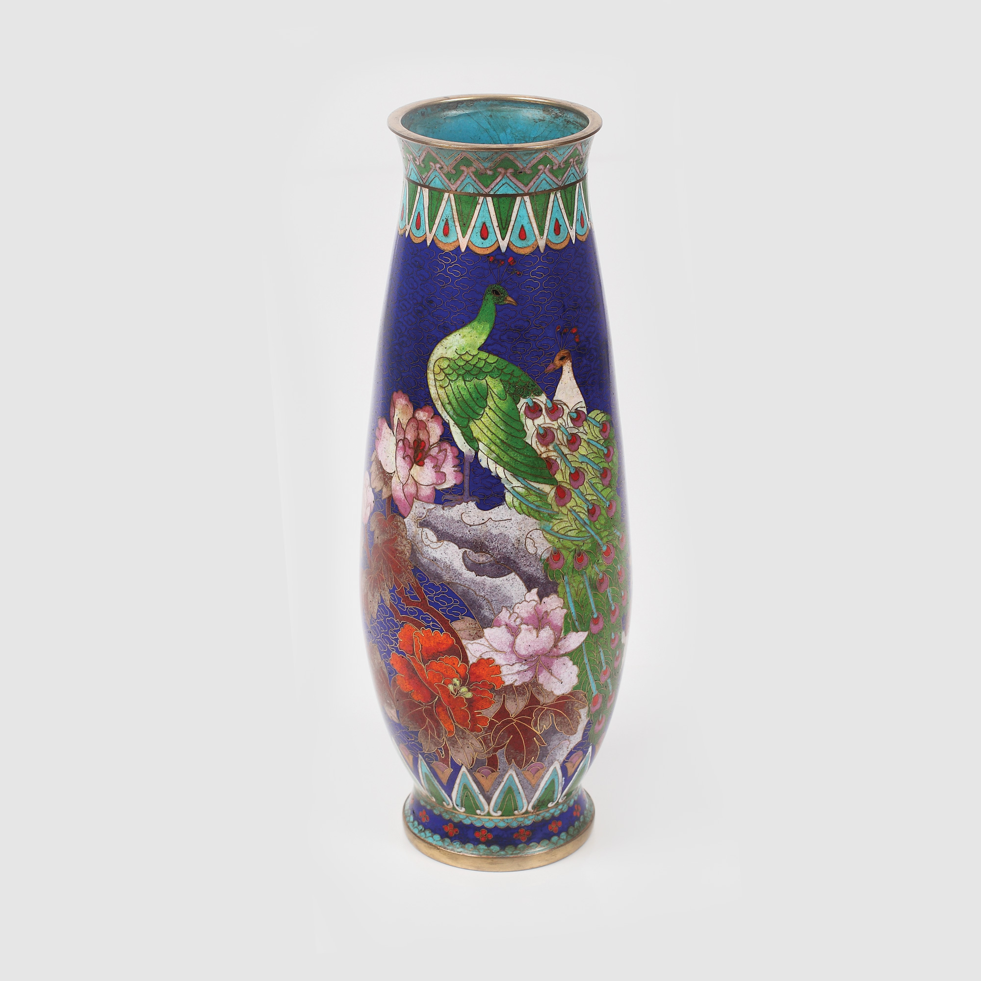 Vas cloisonné, decorat cu bujori și pereche de păuni, începutul sec. XX