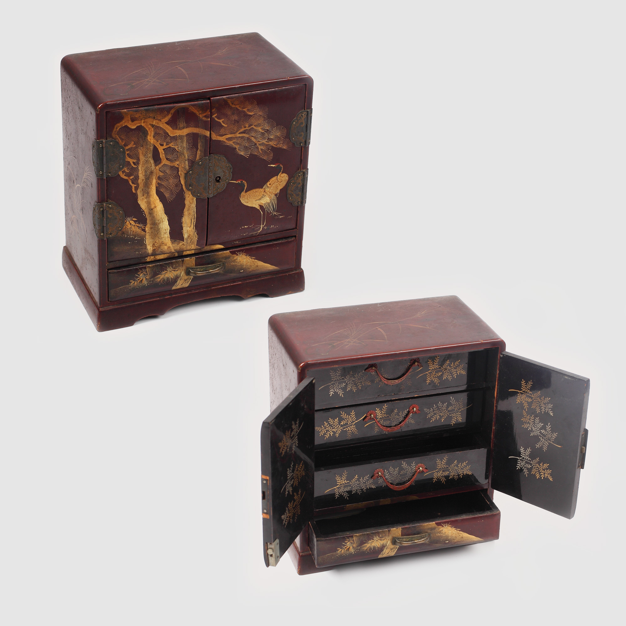 Cutie pentru bijuterii în forma unui cabinet miniatural chinezesc, decorată cu peisaj cu egrete și pini, începutul sec. XX