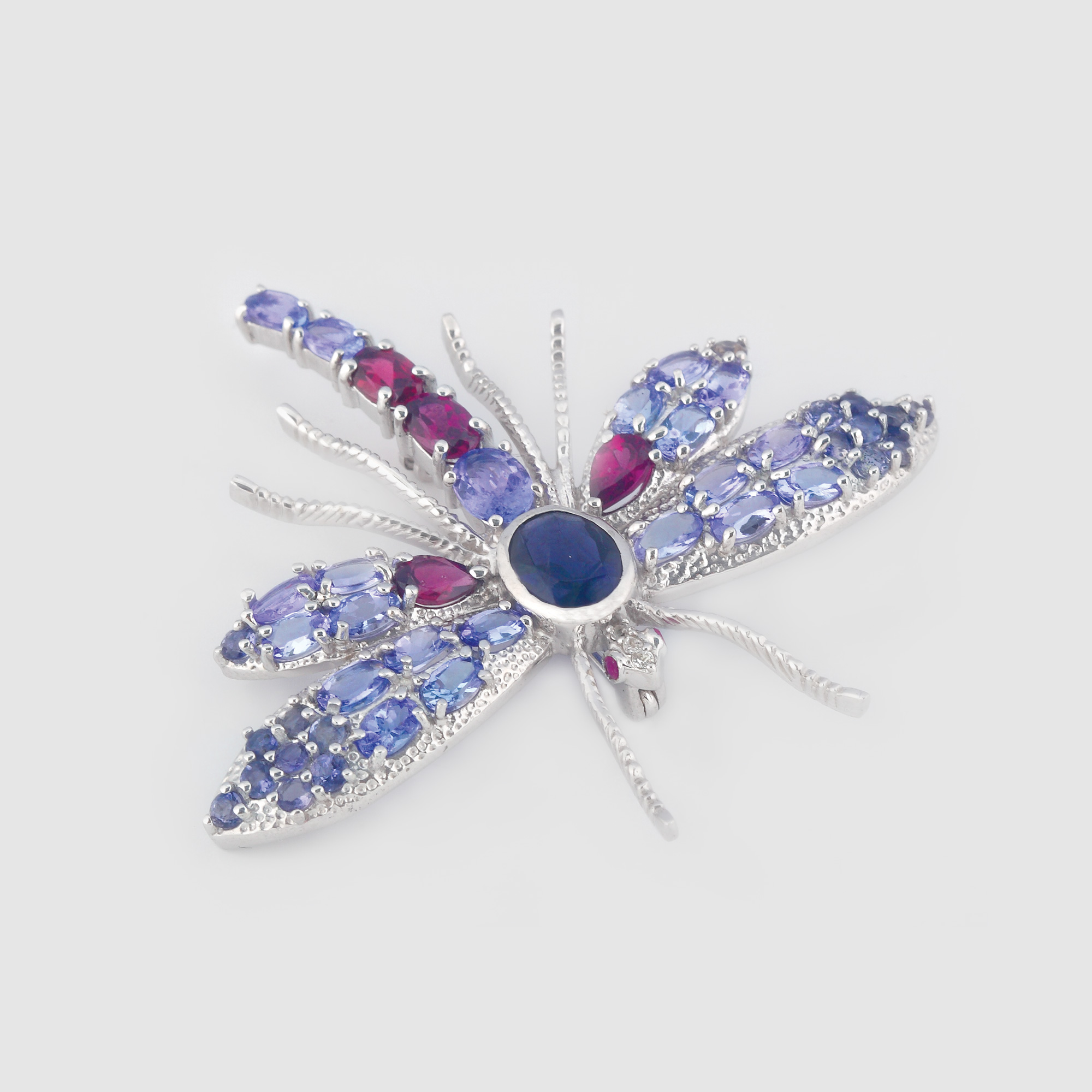 Extraordinară broşă din argint, în formă de libelulă, decorată cu tanzanite, turmaline, iolite şi rubine