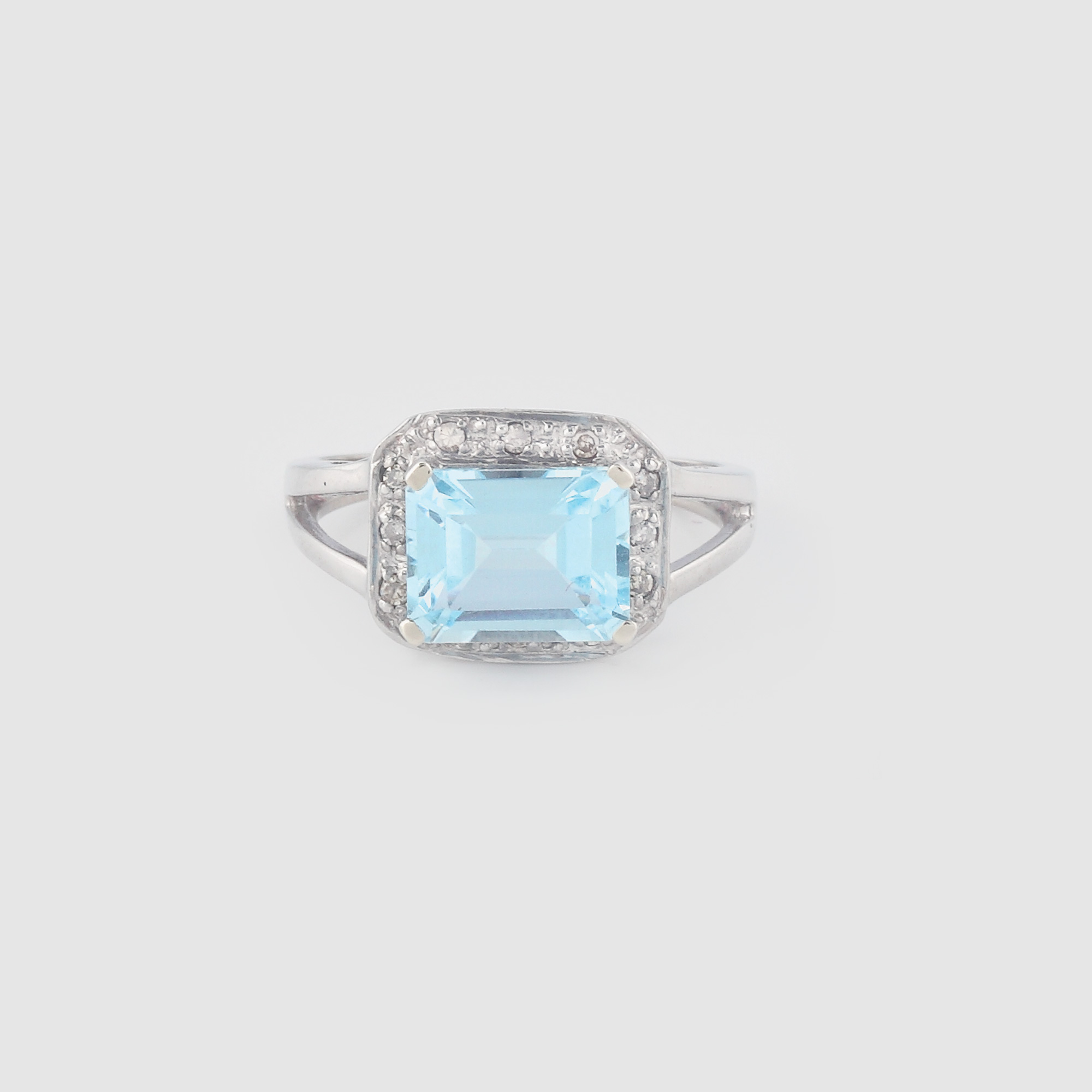 Frumos inel din aur alb, decorat cu topaz şi diamante