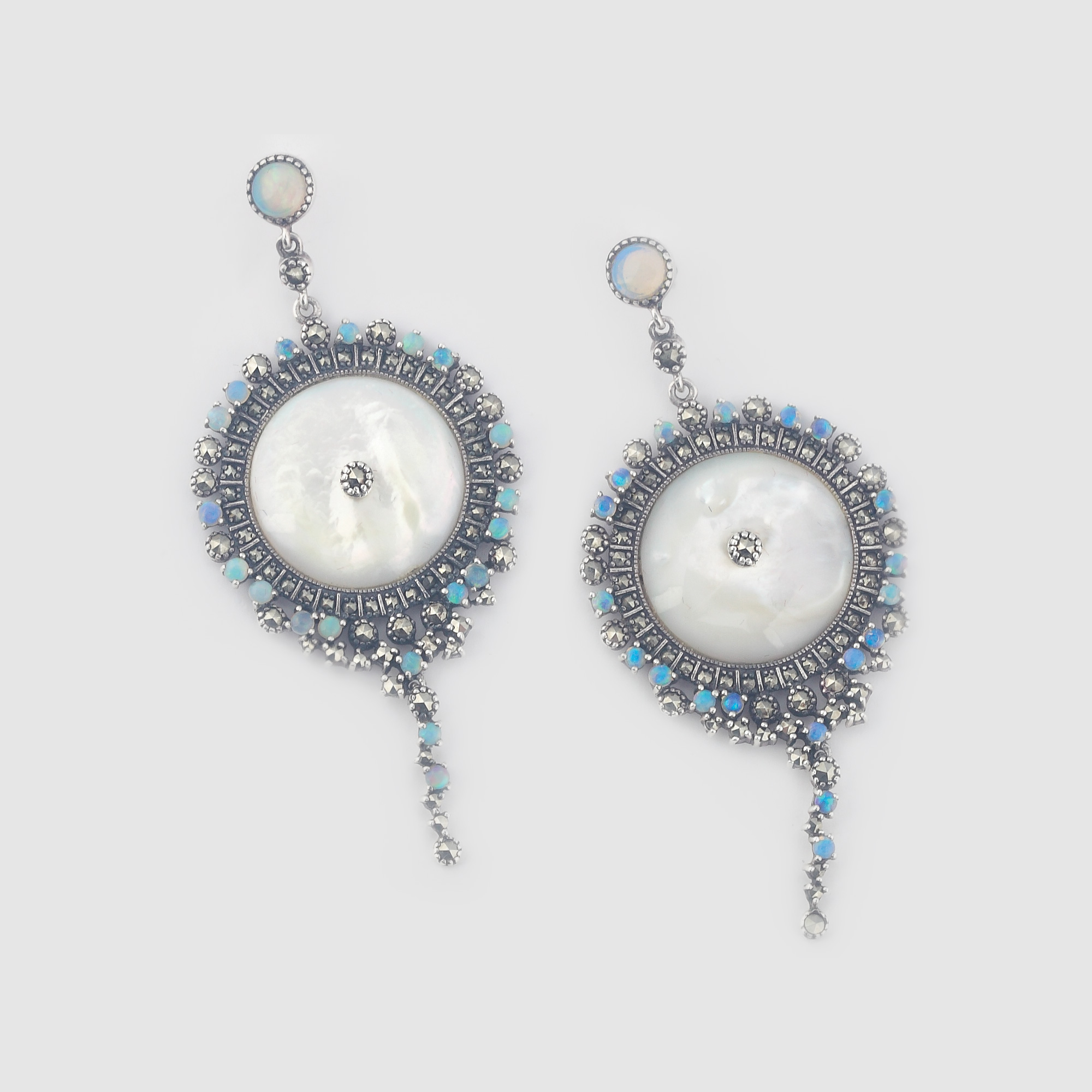 Pereche de cercei din argint, decorată cu opale, marcasite şi sidef