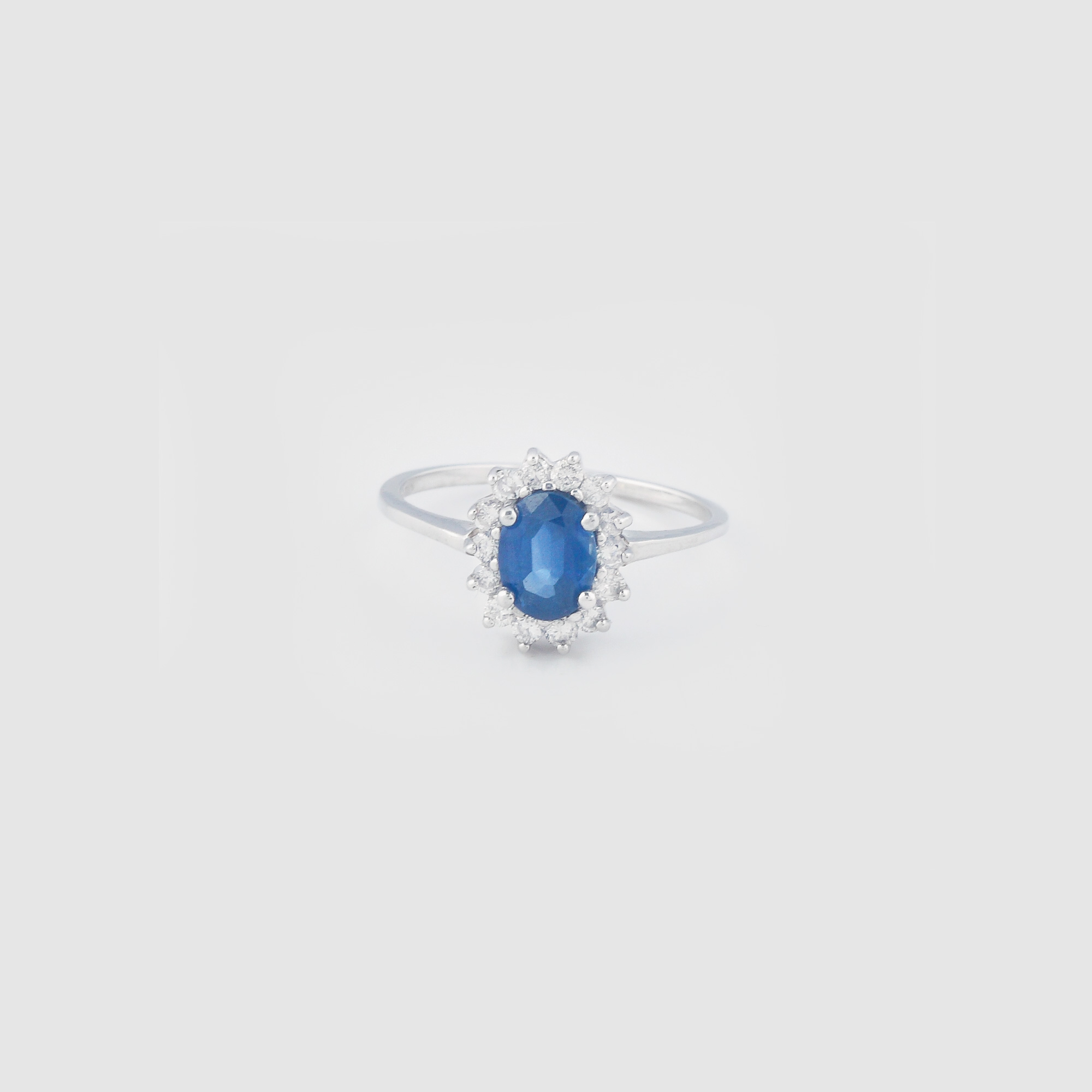 "Floare de safir" - inel din aur alb, decorat cu safir şi diamante