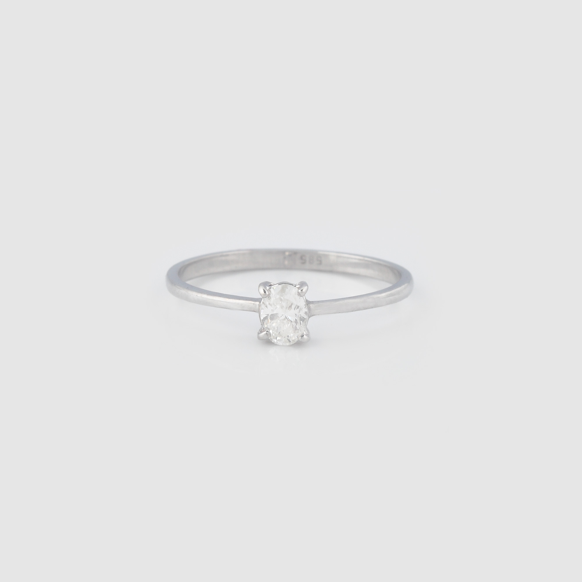 Graţios inel din aur alb, ornat cu diamant oval