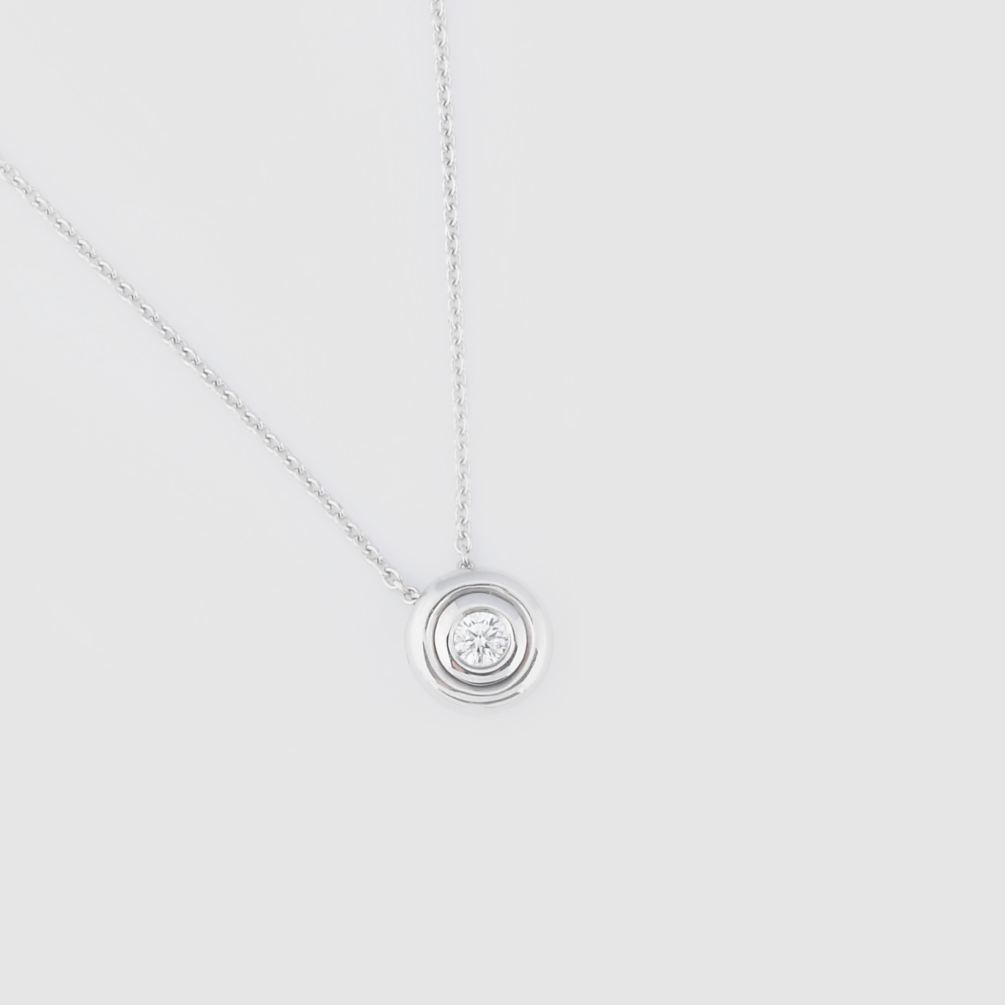 Lanţ cu pandantiv din aur alb, decorat cu diamant