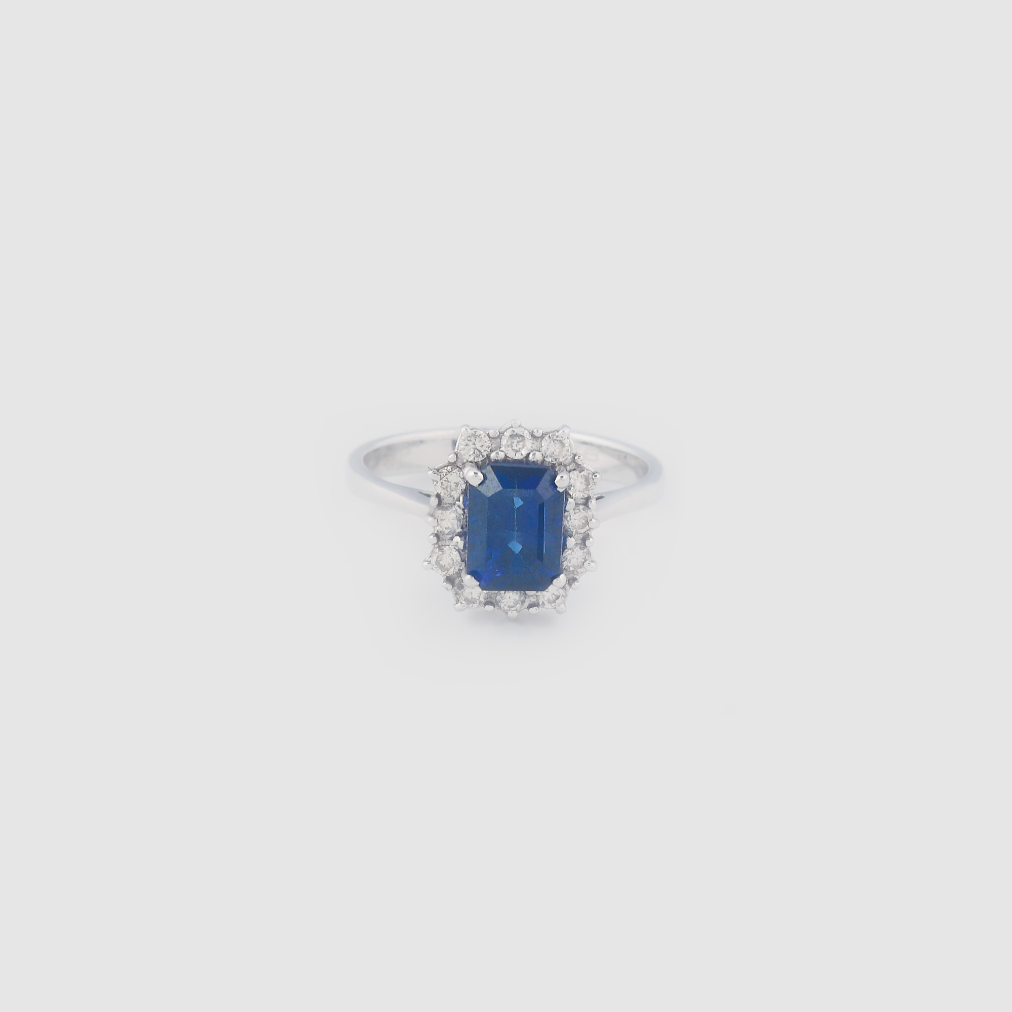 Inel din aur alb, decorat cu safir şi diamante