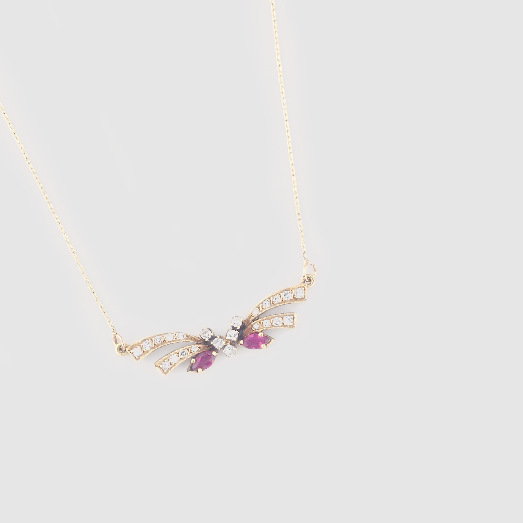 Elegant lanţ cu pandantiv din aur, decorat cu rubine şi diamante