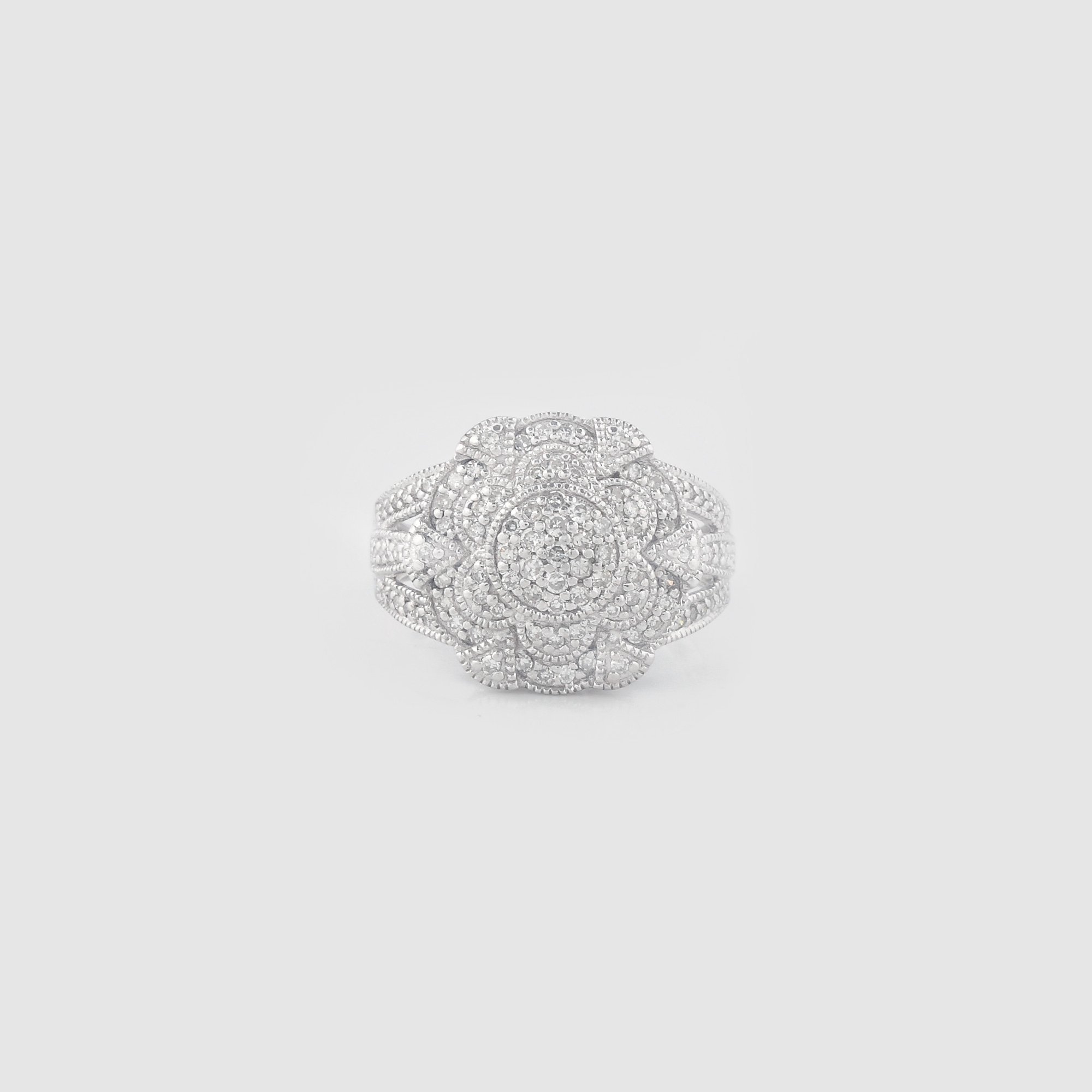 Elegant inel din aur alb, decorat cu diamante