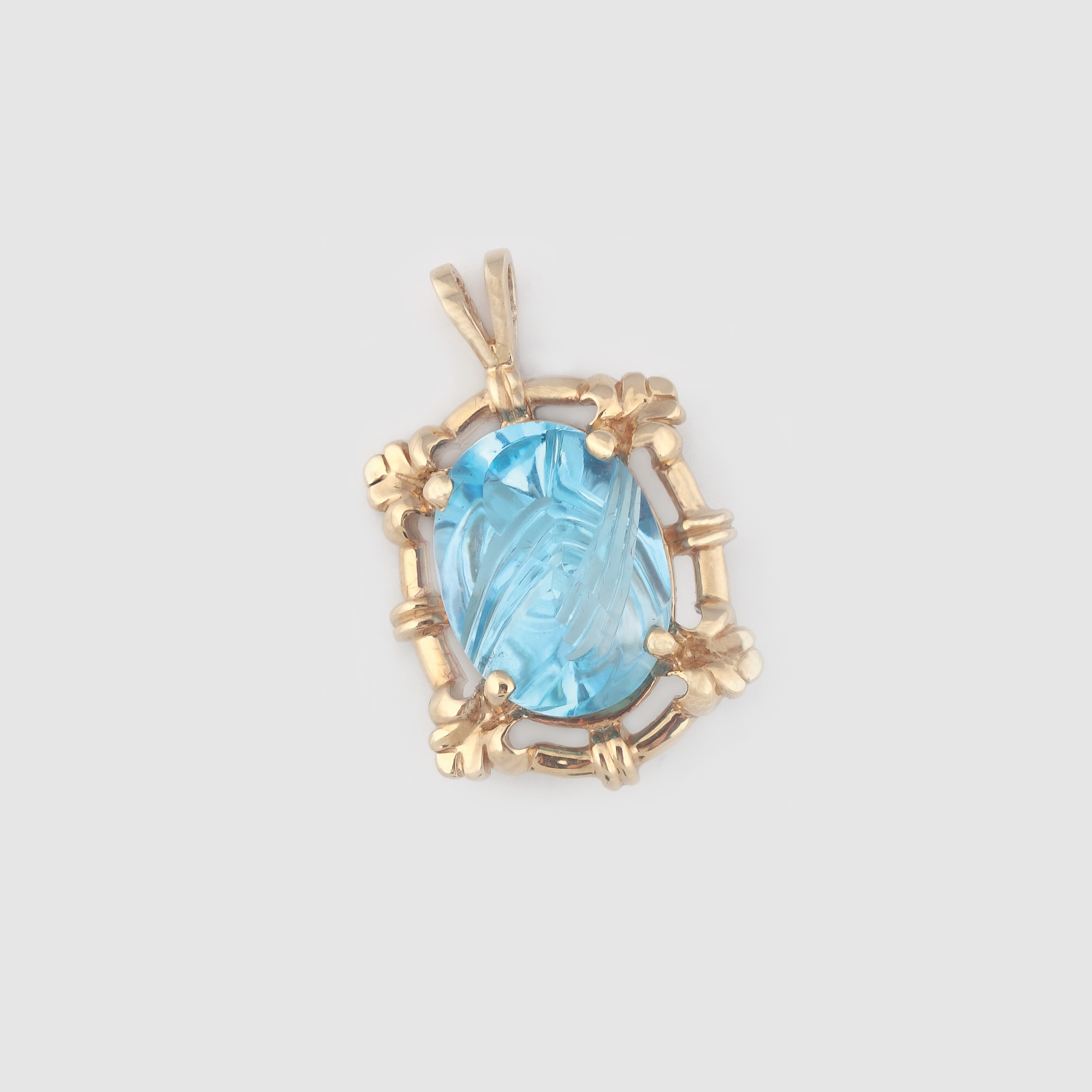 Pandantiv din aur, decorat cu un frumos topaz (8,5 ct.)