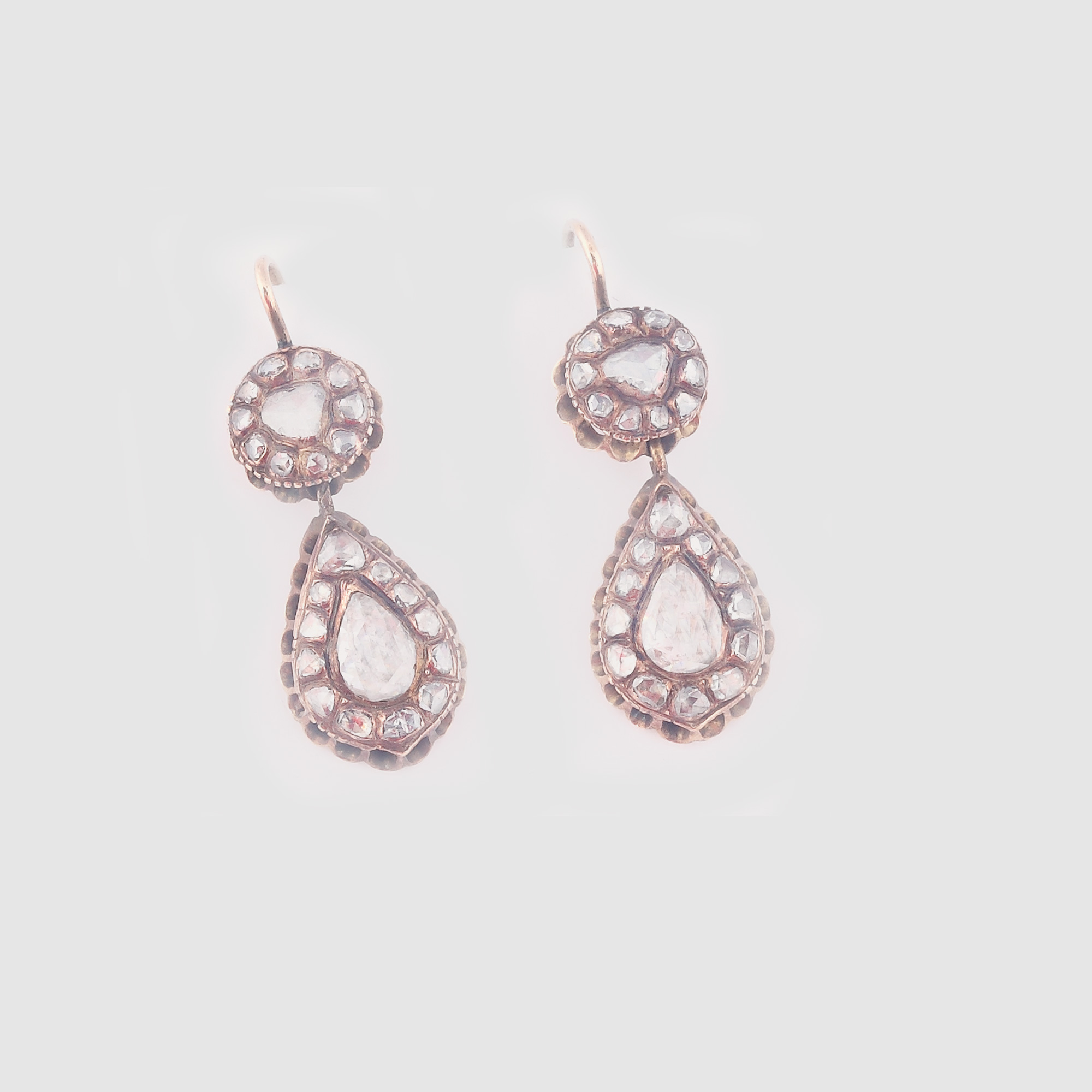 Splendidă pereche de cercei din aur, decorată cu roze de diamante