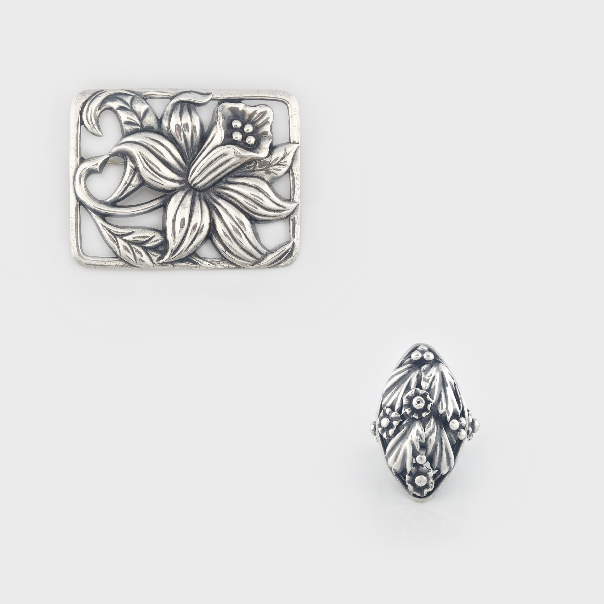 Lot format din broşă şi inel din argint, realizate în manieră Art Nouveau