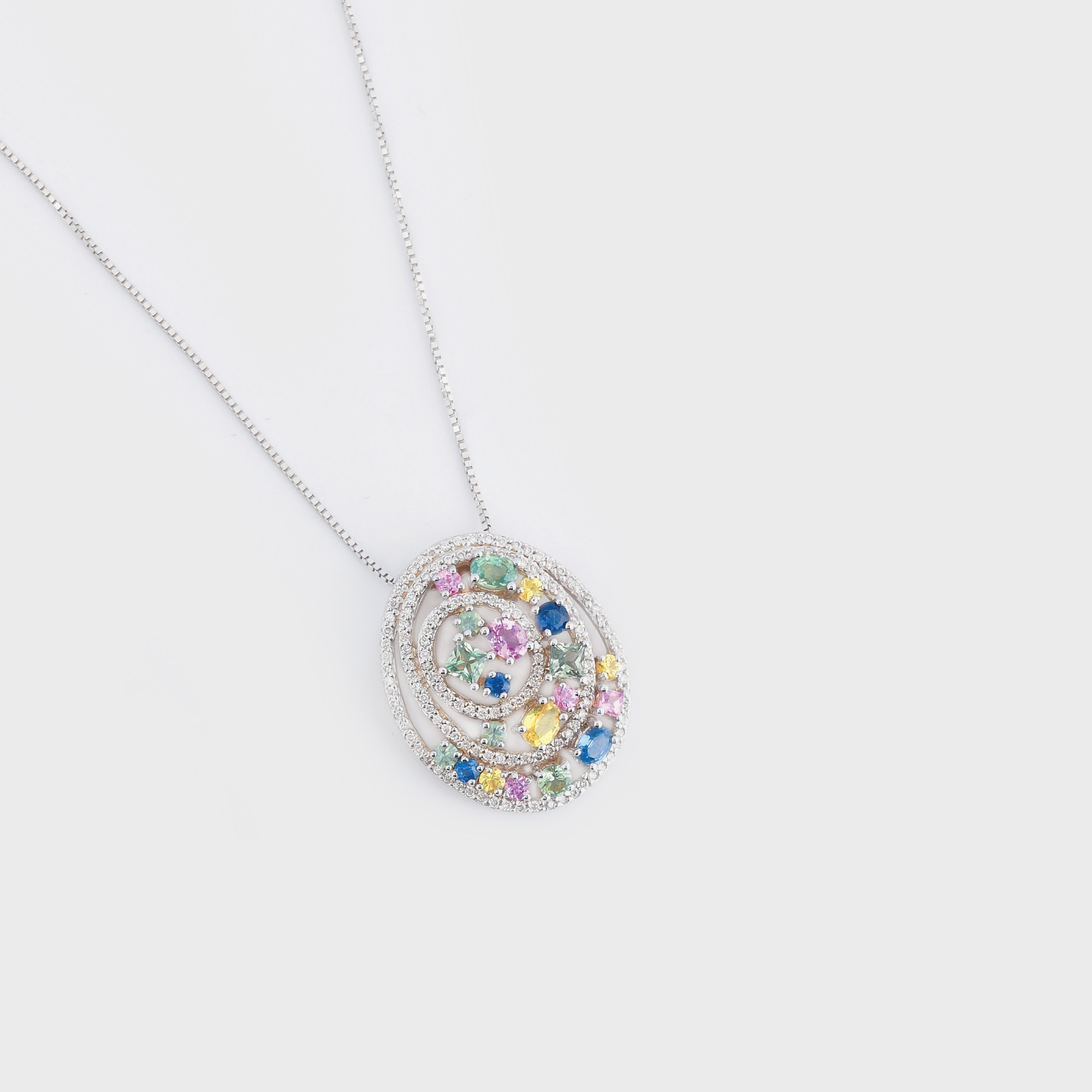 Pandantiv din aur alb, semnat "Le Vian", decorat cu diamante şi safire