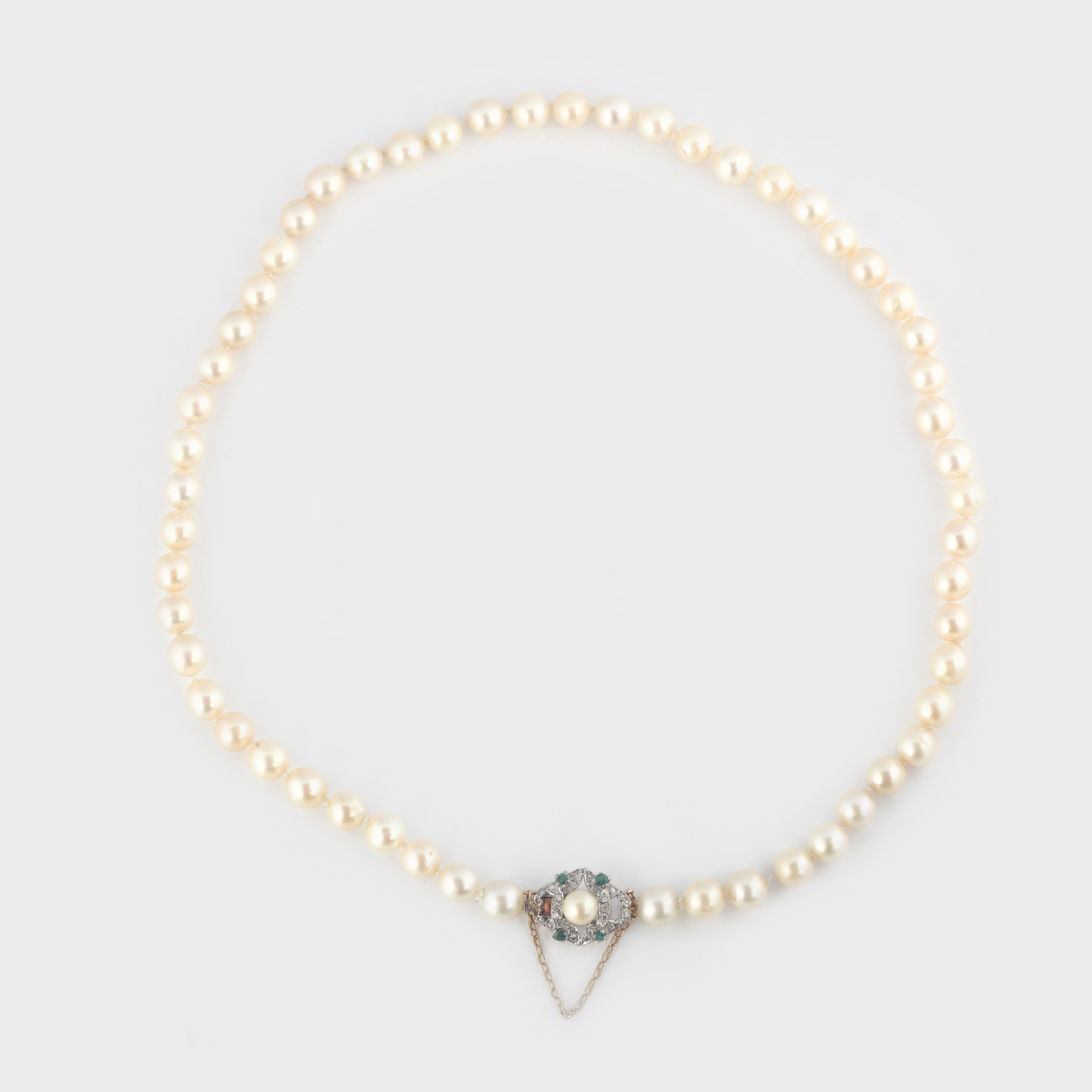 Colier din perle, cu închizătoare din aur alb, decorată cu smaralde şi diamante