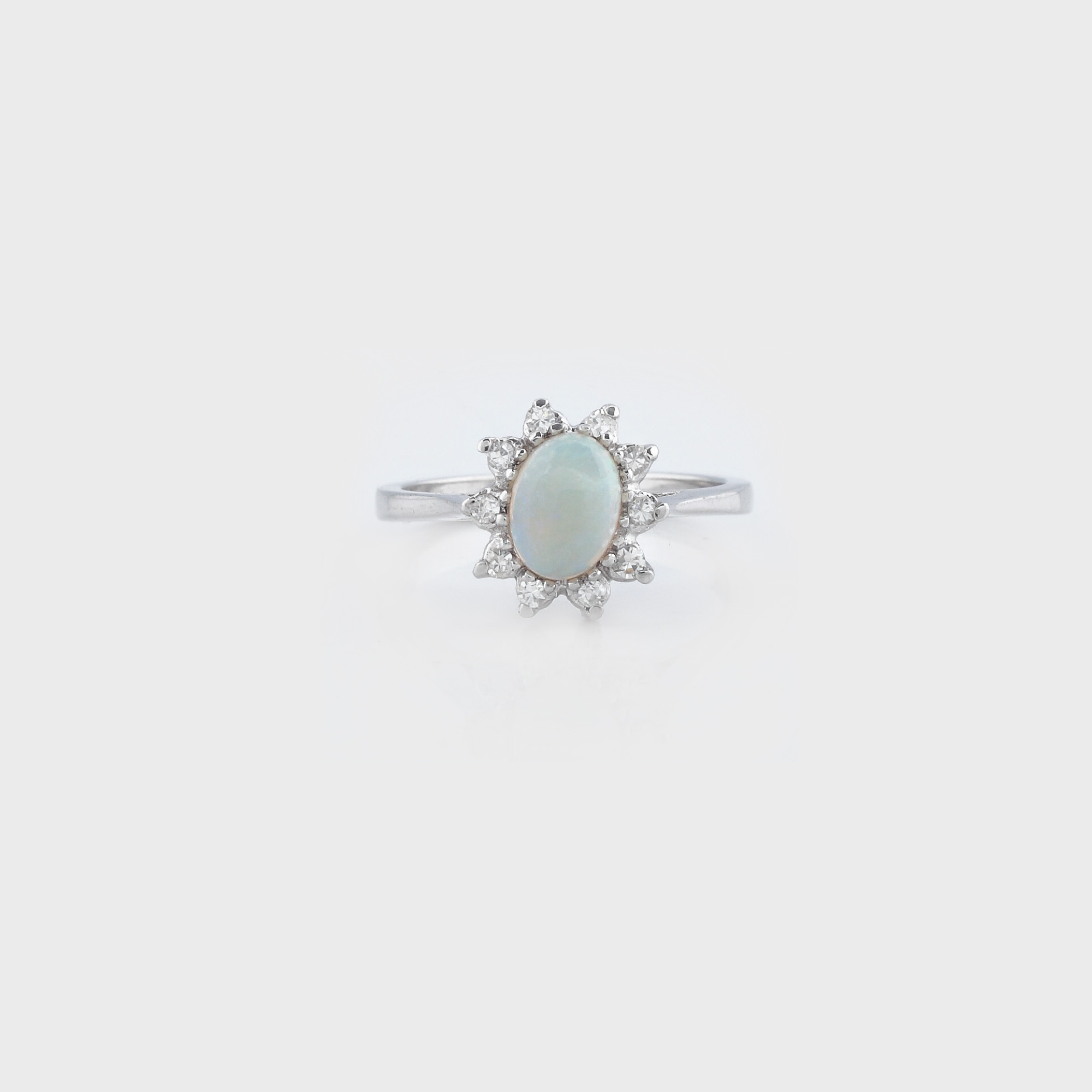 "Floare de opal" - inel din aur alb, ornat cu opal şi diamante