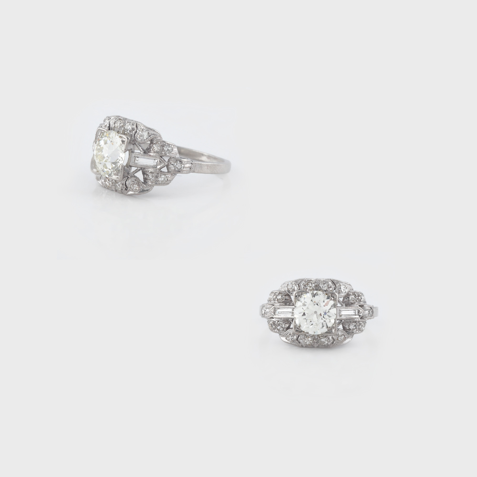 Extraordinar inel Art Deco din platină, decorat cu un frumos diamant central (1,3 ct.)