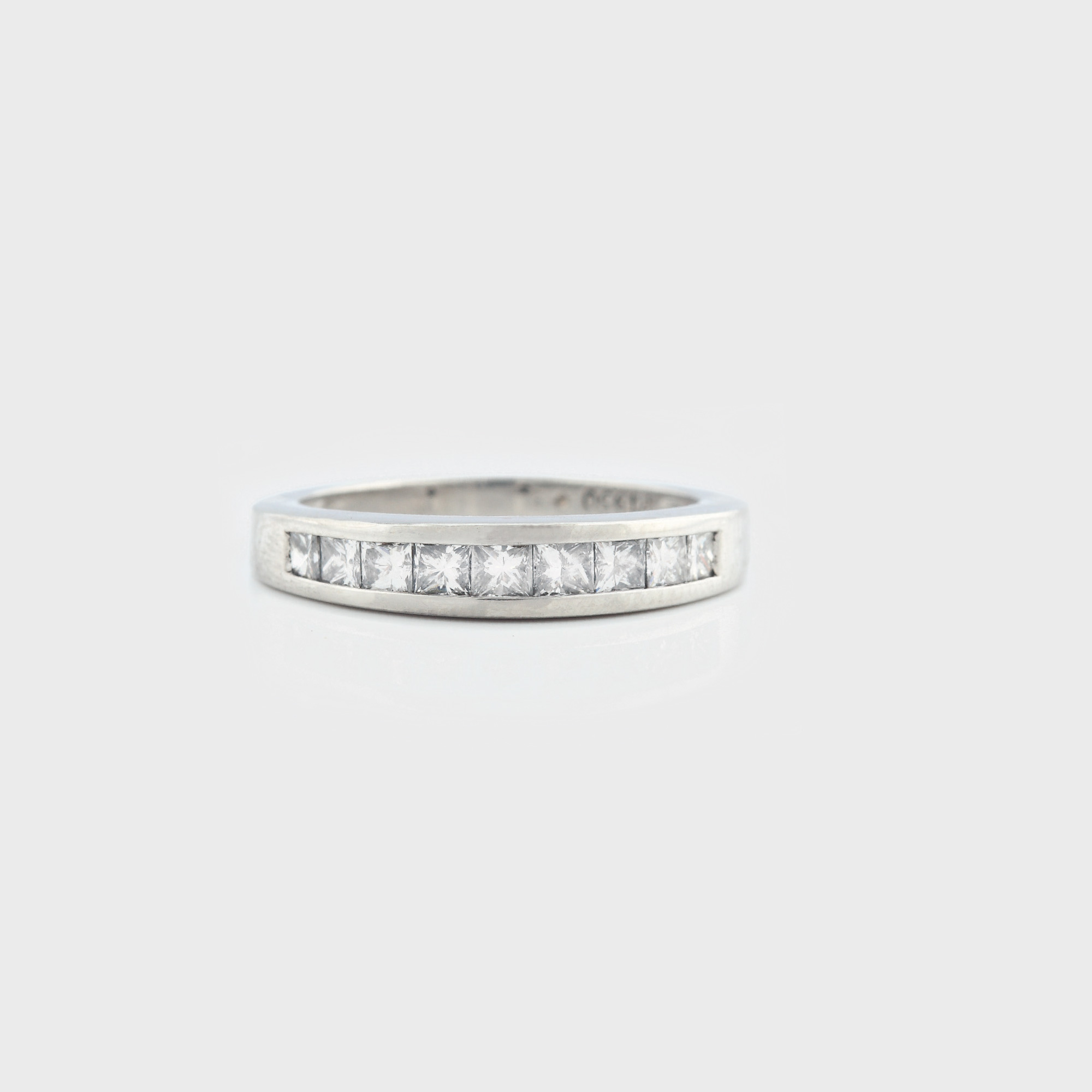 Inel-verighetă din platină, decorat cu șină de diamante princess