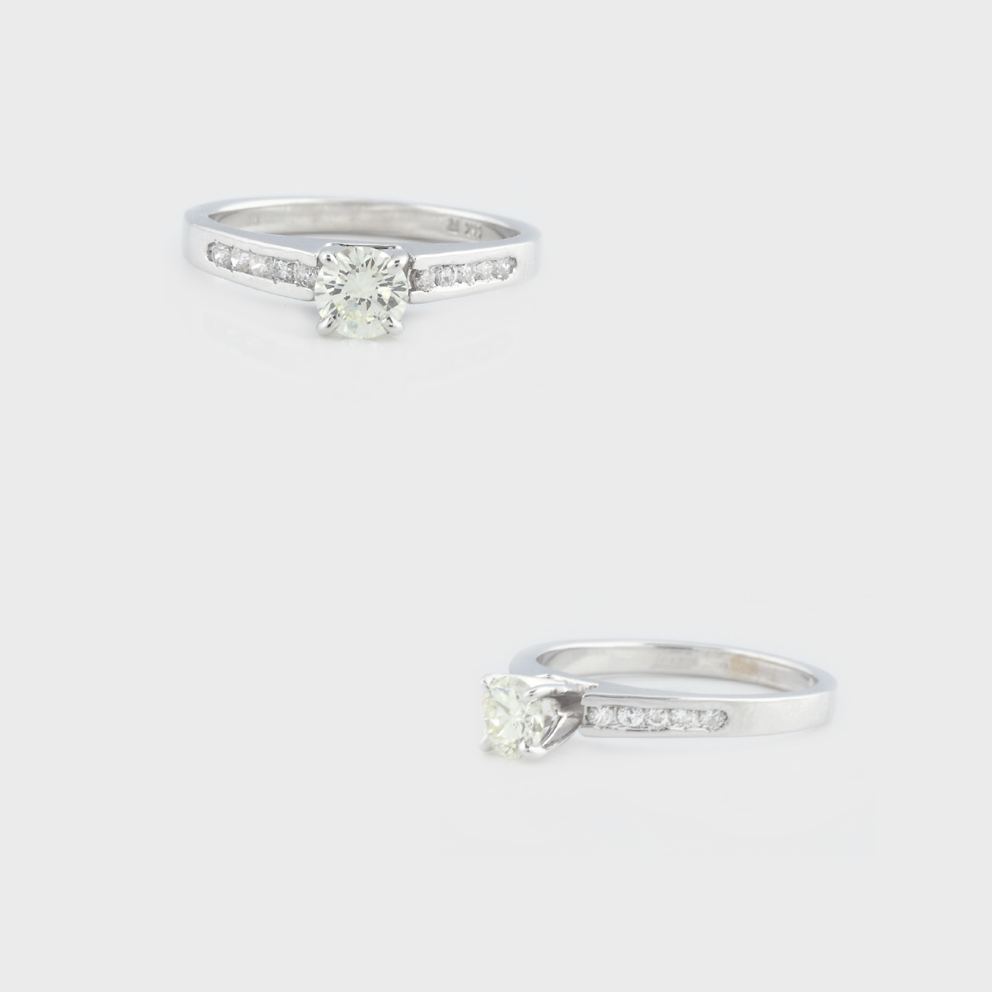 Inel de logodnă din aur alb, decorat cu diamant solitaire și briliante